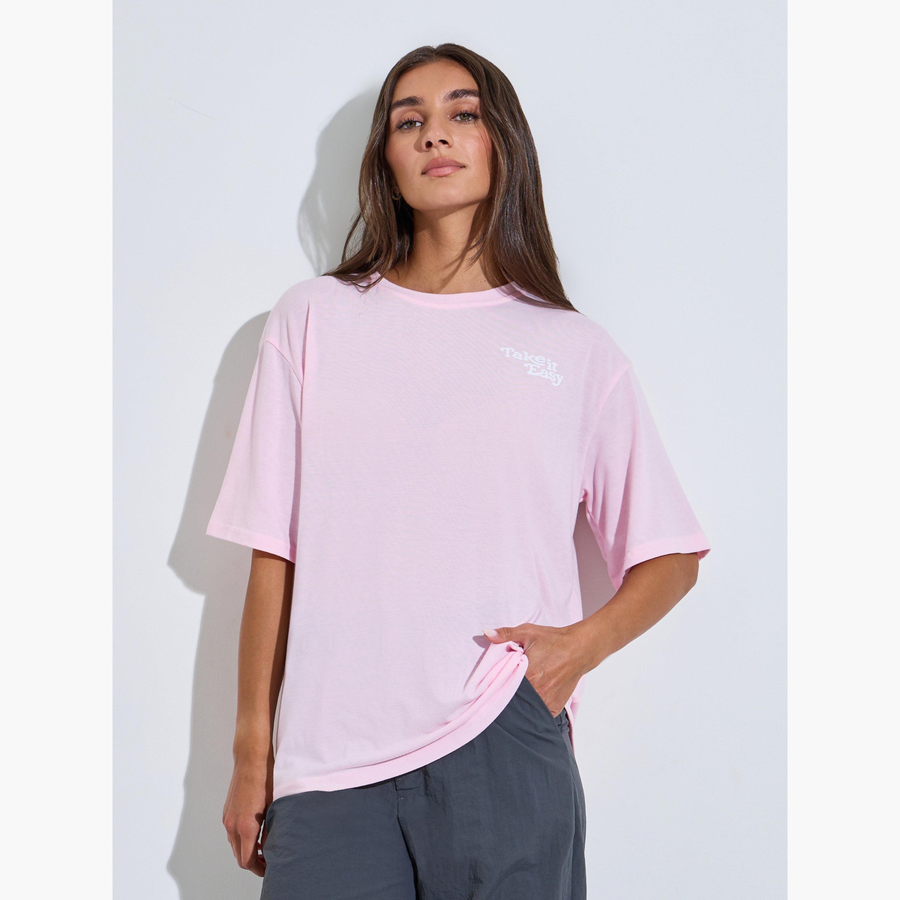 تيشيرت واسع بأكمام قصيرة وطبعة شعار لون وردي-women-clothing-tshirts-image-1