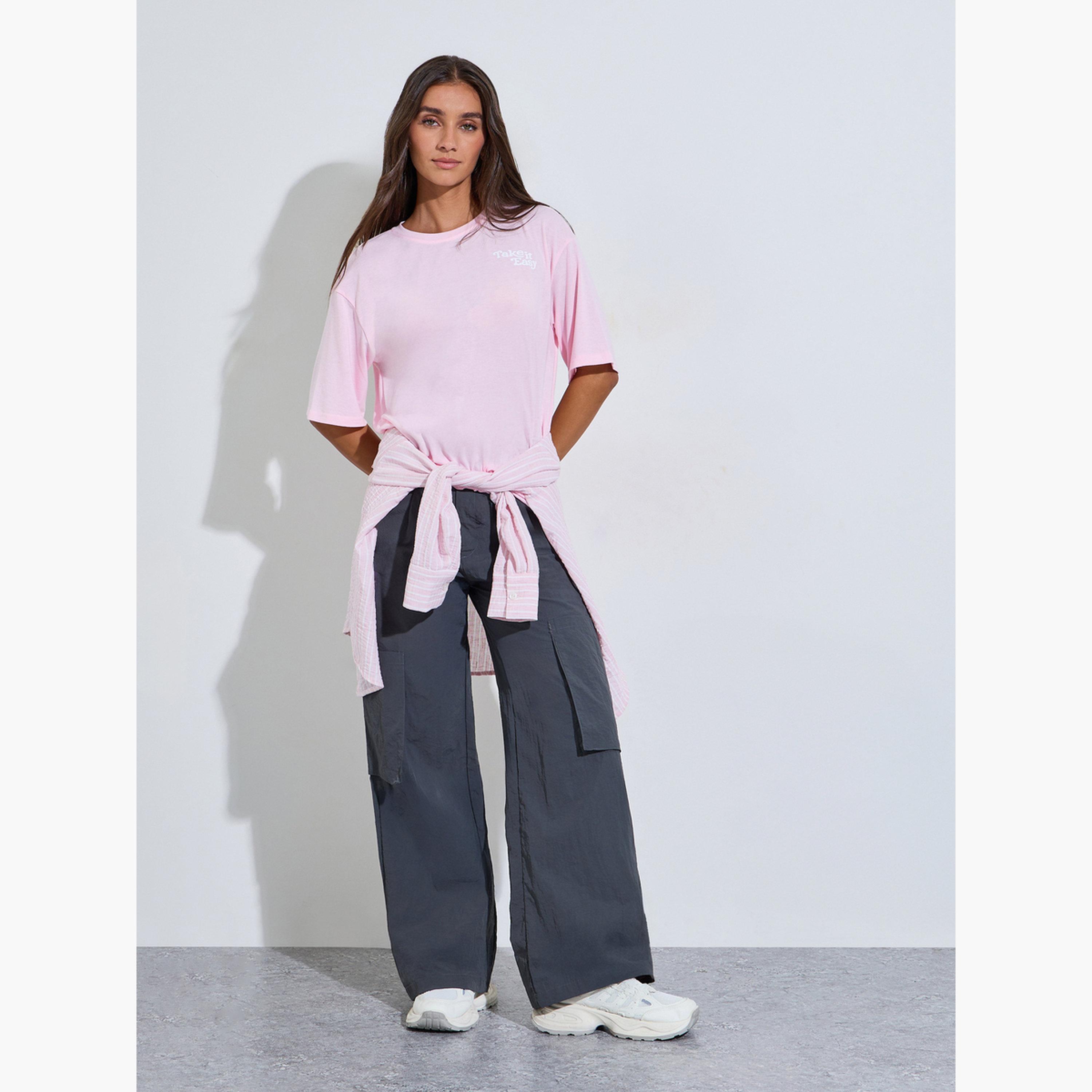 تيشيرت واسع بأكمام قصيرة وطبعة شعار لون وردي-women-clothing-tshirts-image-2