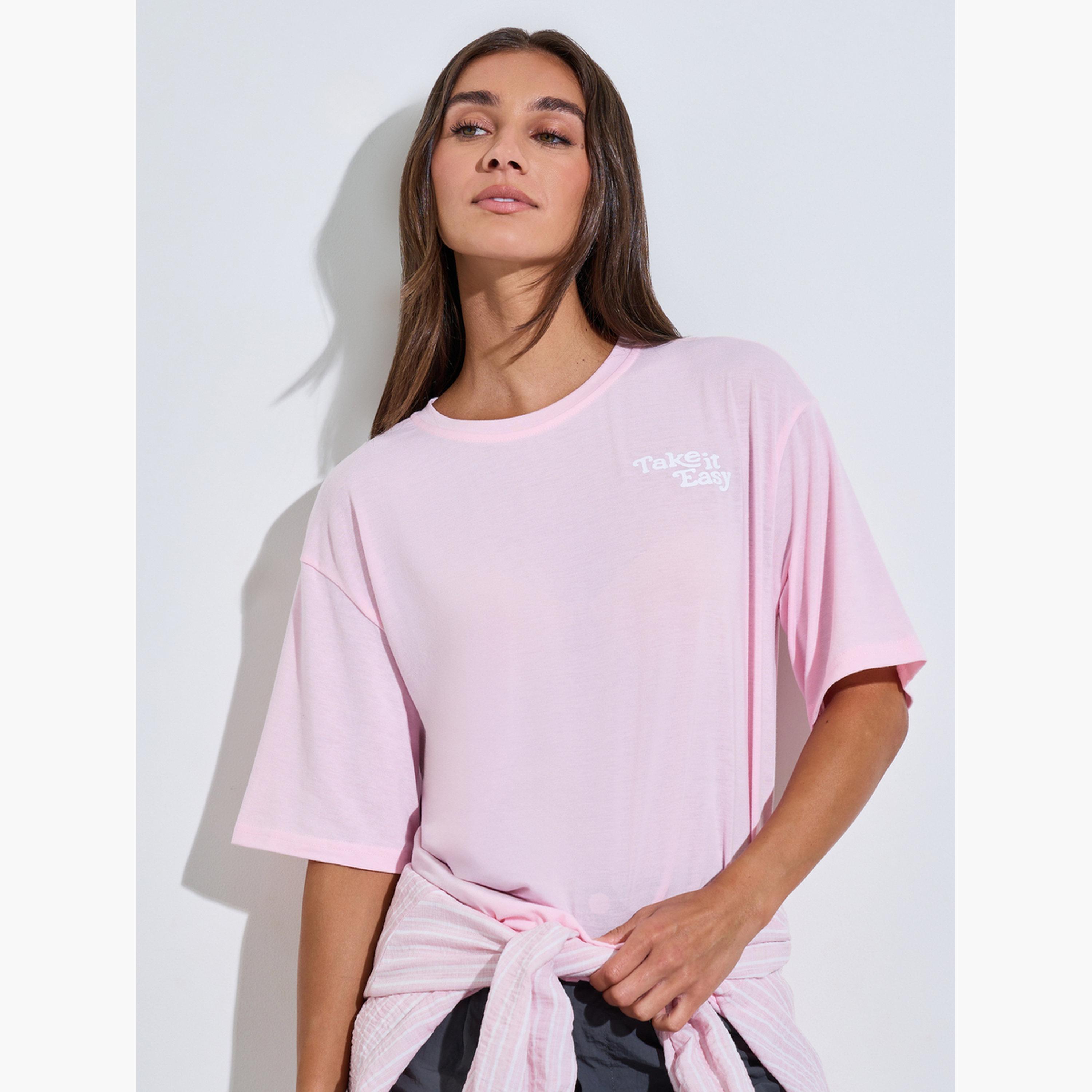 تيشيرت واسع بأكمام قصيرة وطبعة شعار لون وردي-women-clothing-tshirts-image-3
