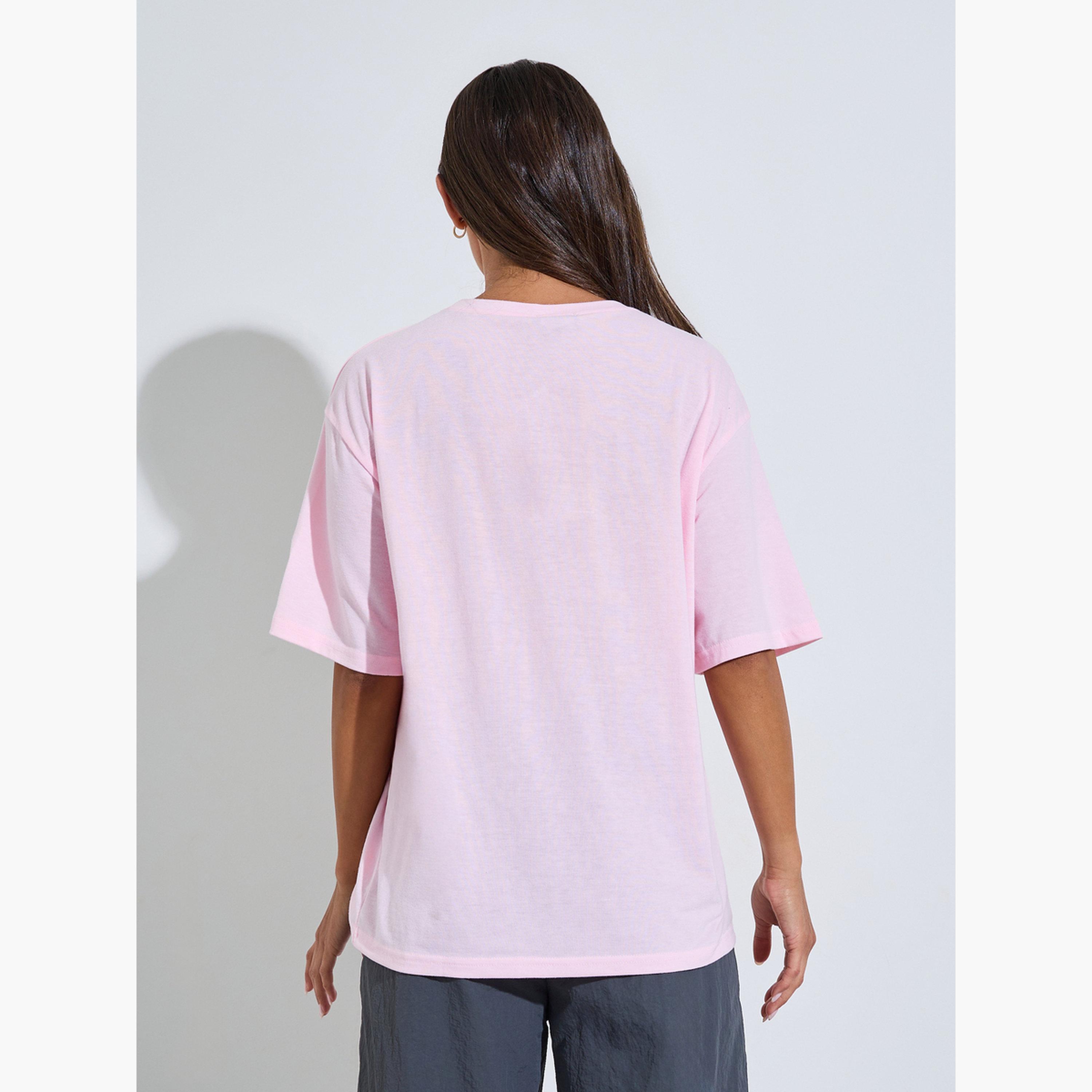 تيشيرت واسع بأكمام قصيرة وطبعة شعار لون وردي-women-clothing-tshirts-image-4