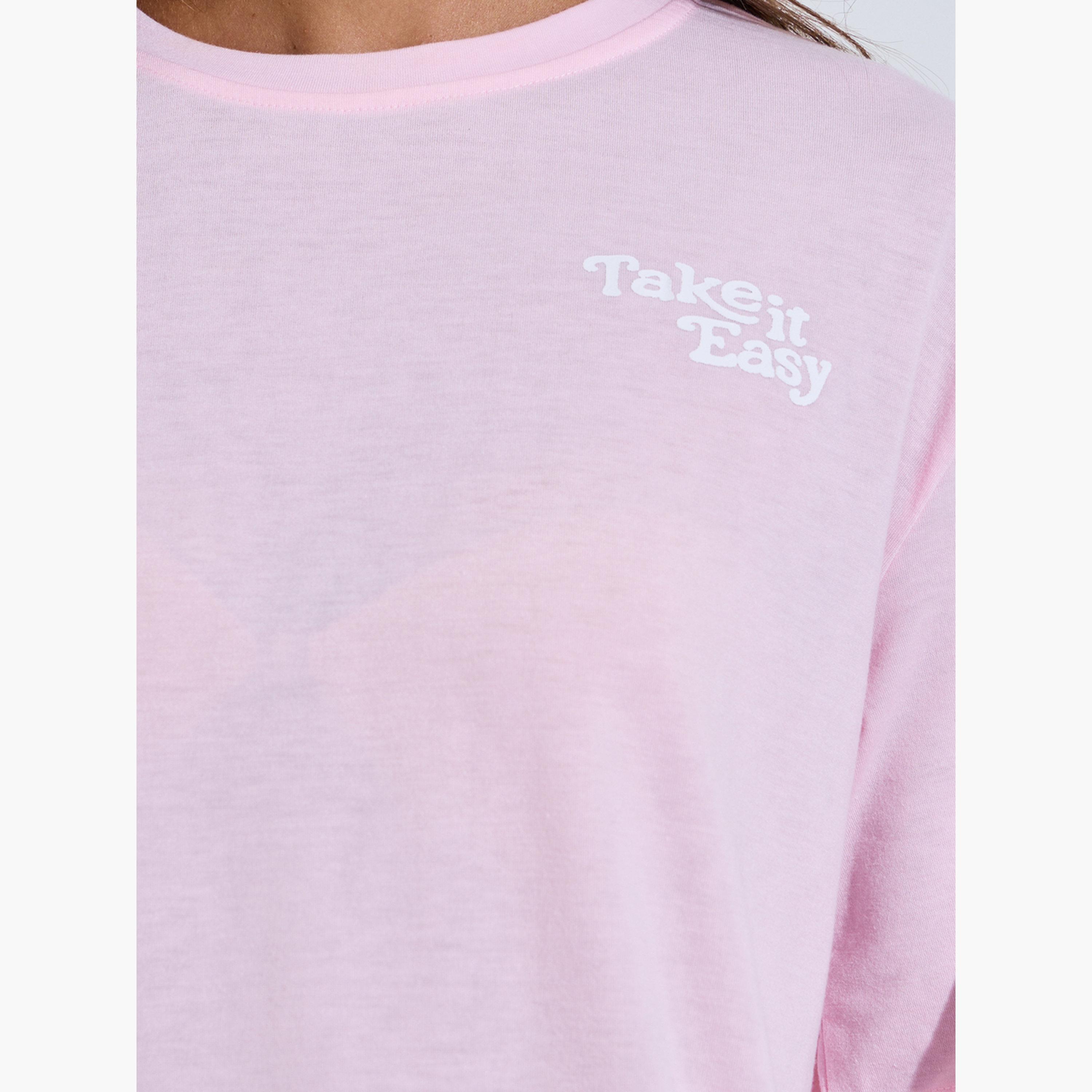 تيشيرت واسع بأكمام قصيرة وطبعة شعار لون وردي-women-clothing-tshirts-image-5
