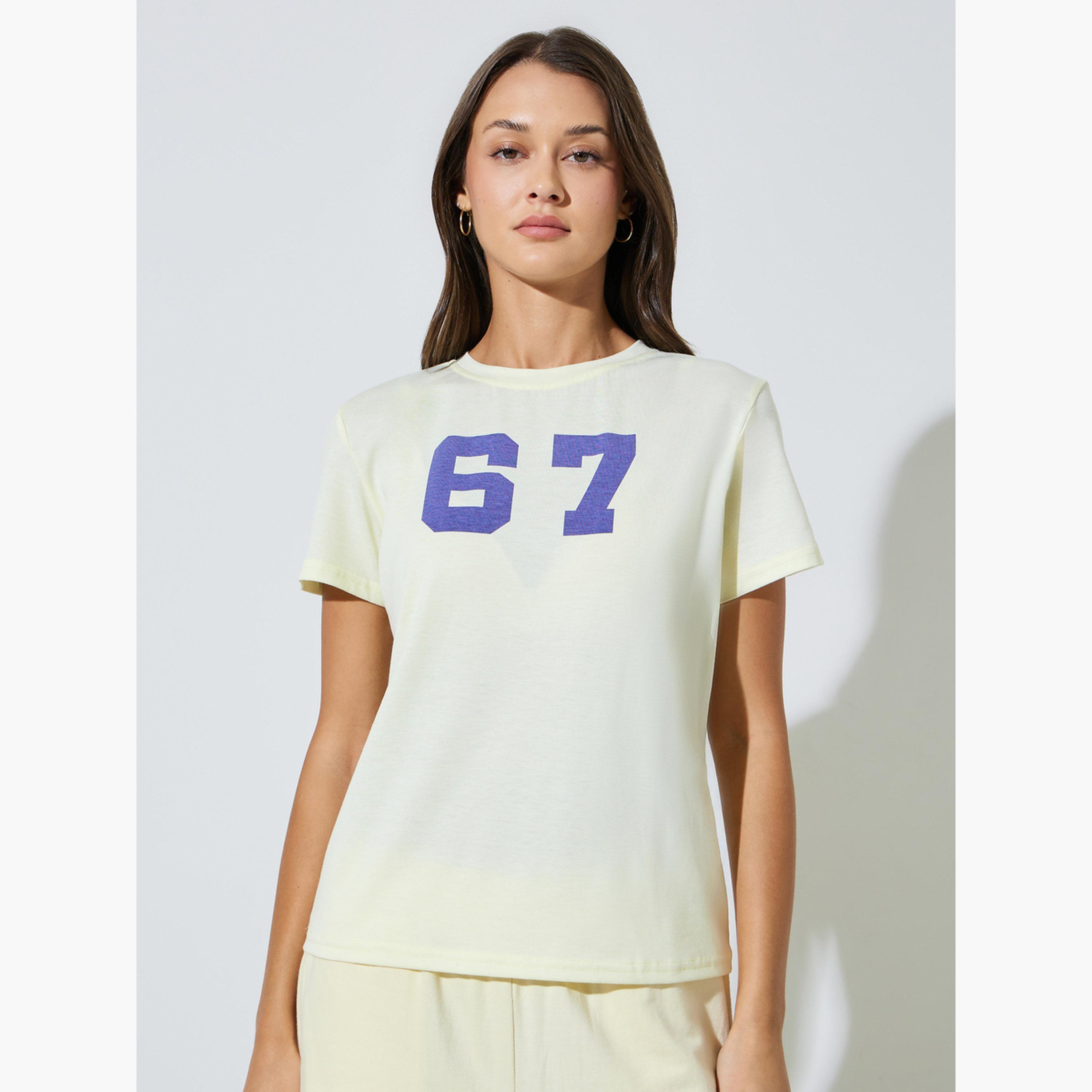 تيشيرت بقصة مستقيمة وأكمام قصيرة وطبعة جرافيك لون أصفر-women-clothing-tshirts-image-1