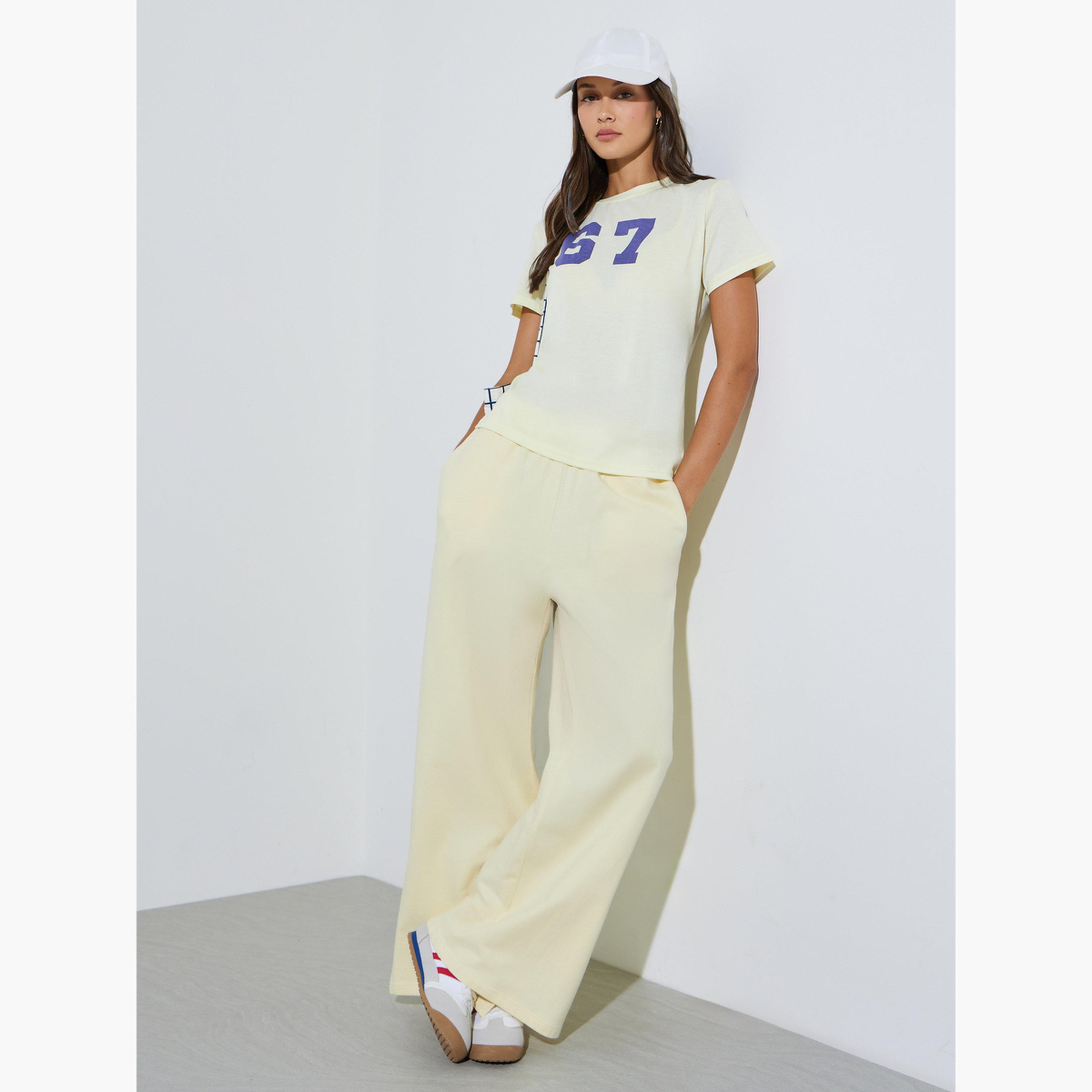 تيشيرت بقصة مستقيمة وأكمام قصيرة وطبعة جرافيك لون أصفر-women-clothing-tshirts-image-2