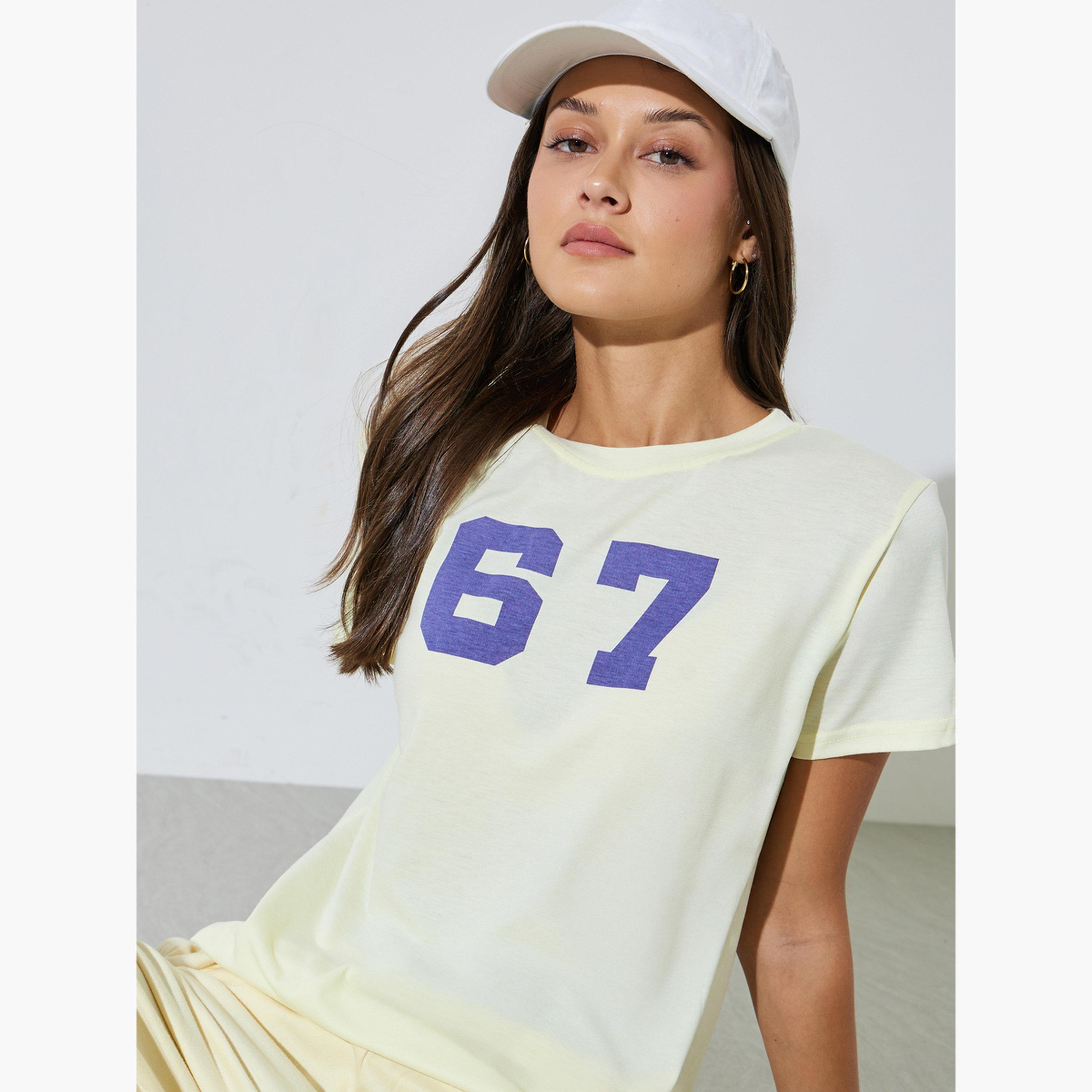 تيشيرت بقصة مستقيمة وأكمام قصيرة وطبعة جرافيك لون أصفر-women-clothing-tshirts-image-3
