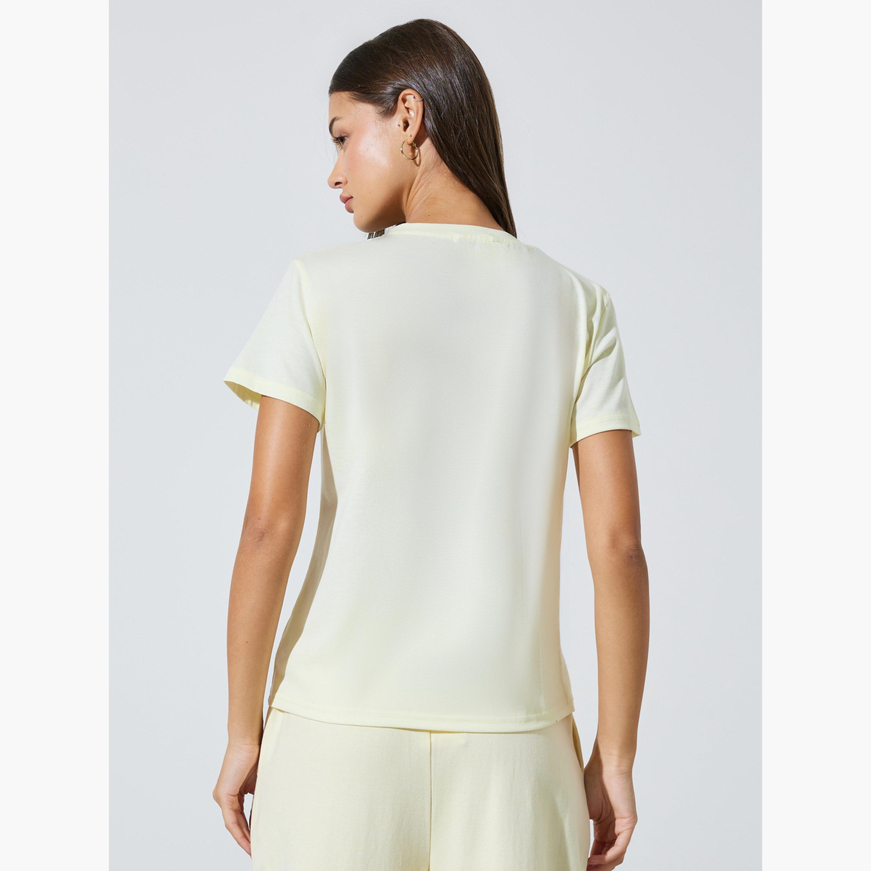 تيشيرت بقصة مستقيمة وأكمام قصيرة وطبعة جرافيك لون أصفر-women-clothing-tshirts-image-4