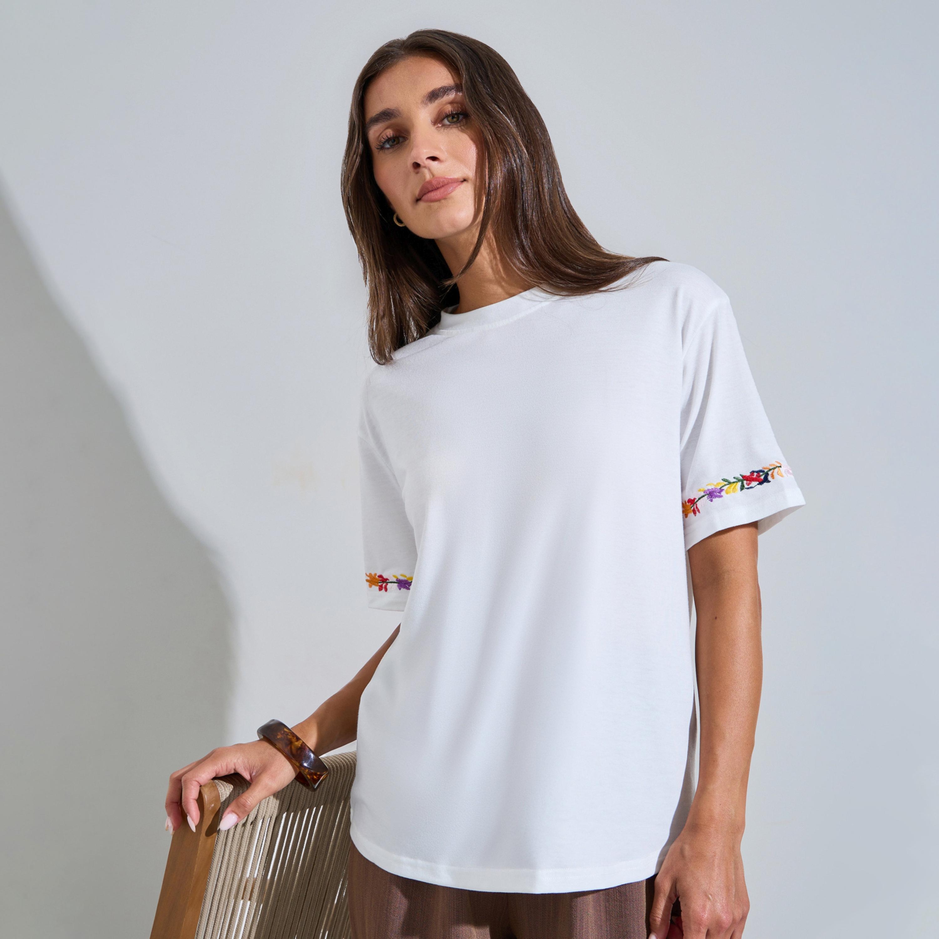 تيشيرت بأكمام قصيرة وتطريز زهور على الأساور لون أبيض-women-clothing-tshirts-image-1
