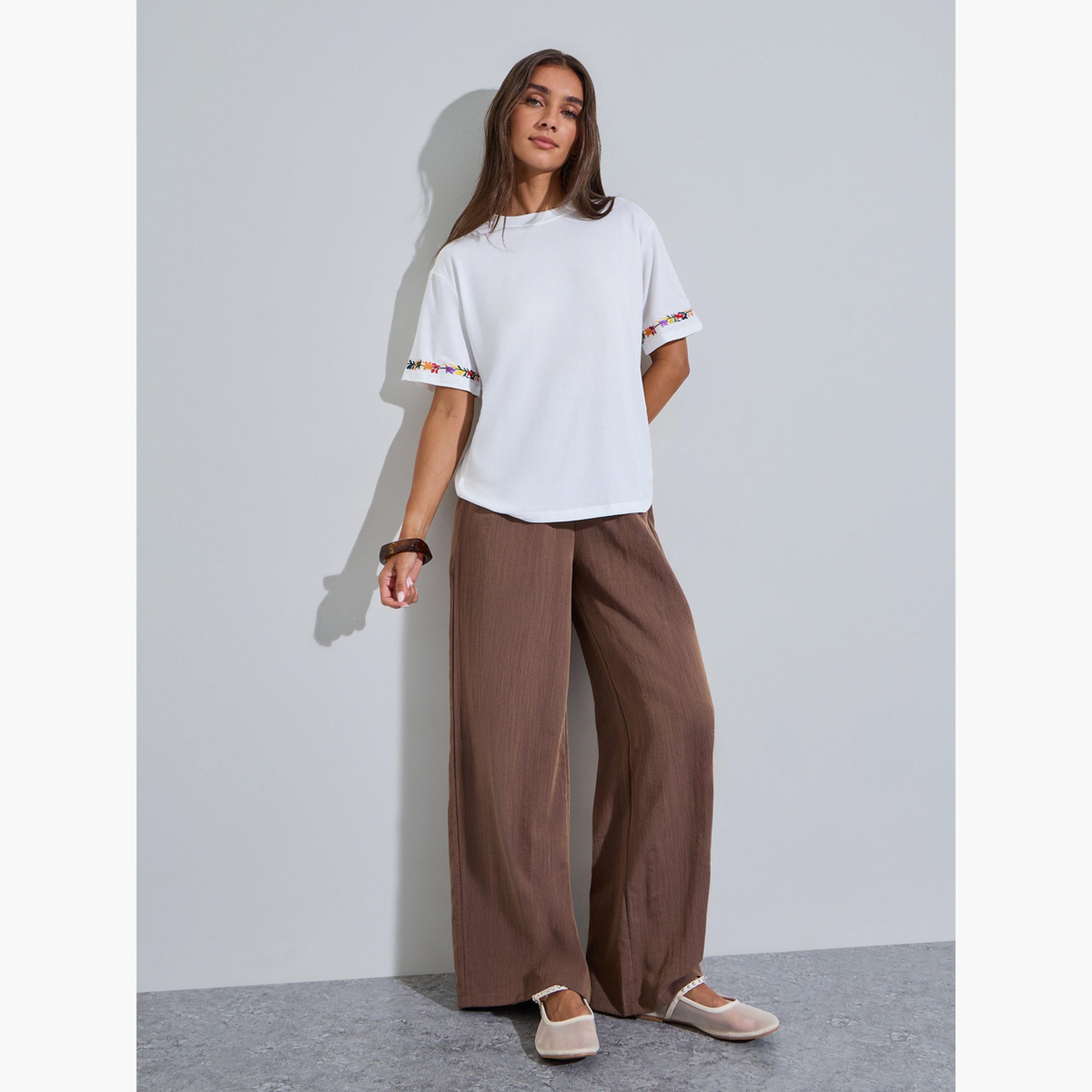 تيشيرت بأكمام قصيرة وتطريز زهور على الأساور لون أبيض-women-clothing-tshirts-image-2