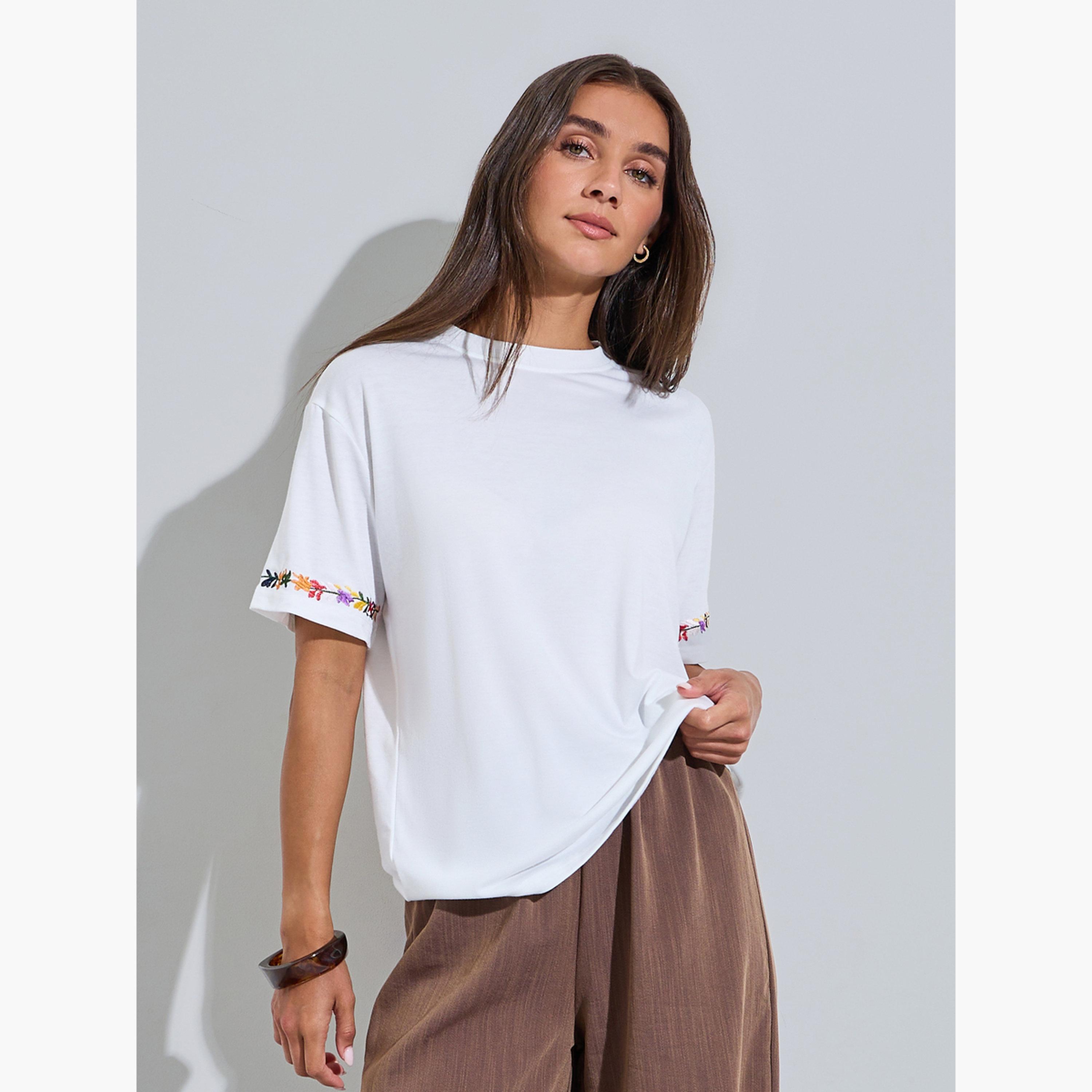 تيشيرت بأكمام قصيرة وتطريز زهور على الأساور لون أبيض-women-clothing-tshirts-image-3