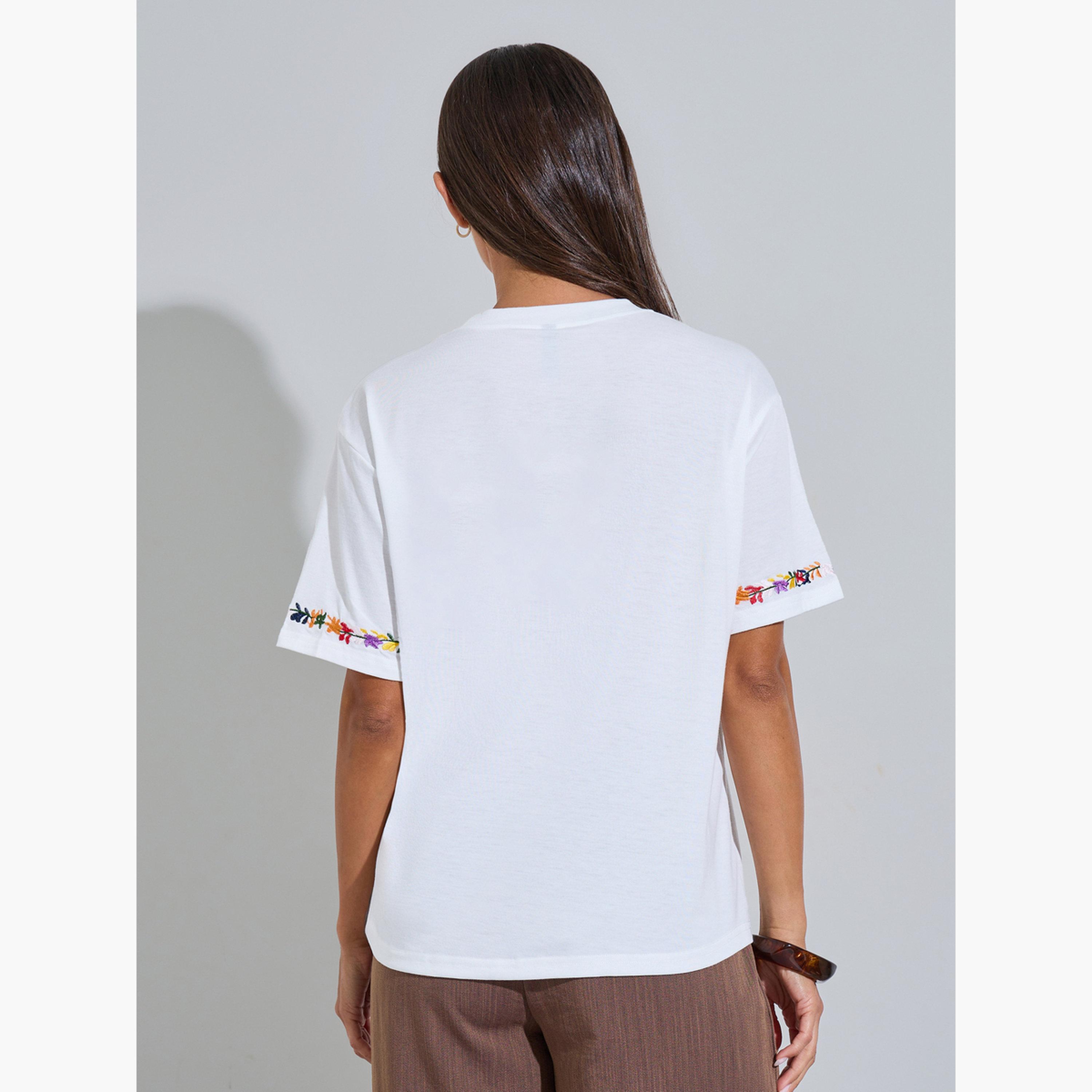تيشيرت بأكمام قصيرة وتطريز زهور على الأساور لون أبيض-women-clothing-tshirts-image-4