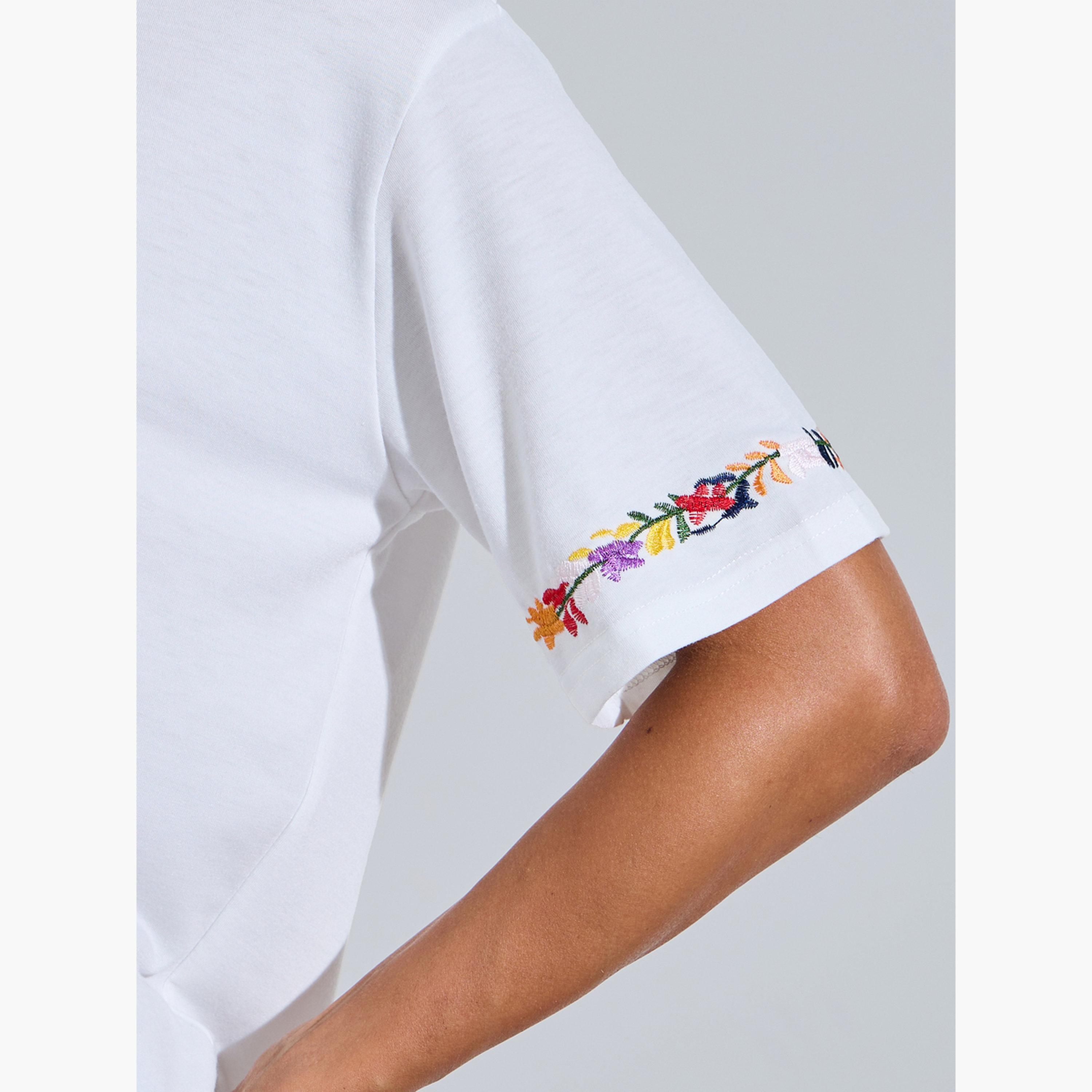 تيشيرت بأكمام قصيرة وتطريز زهور على الأساور لون أبيض-women-clothing-tshirts-image-5
