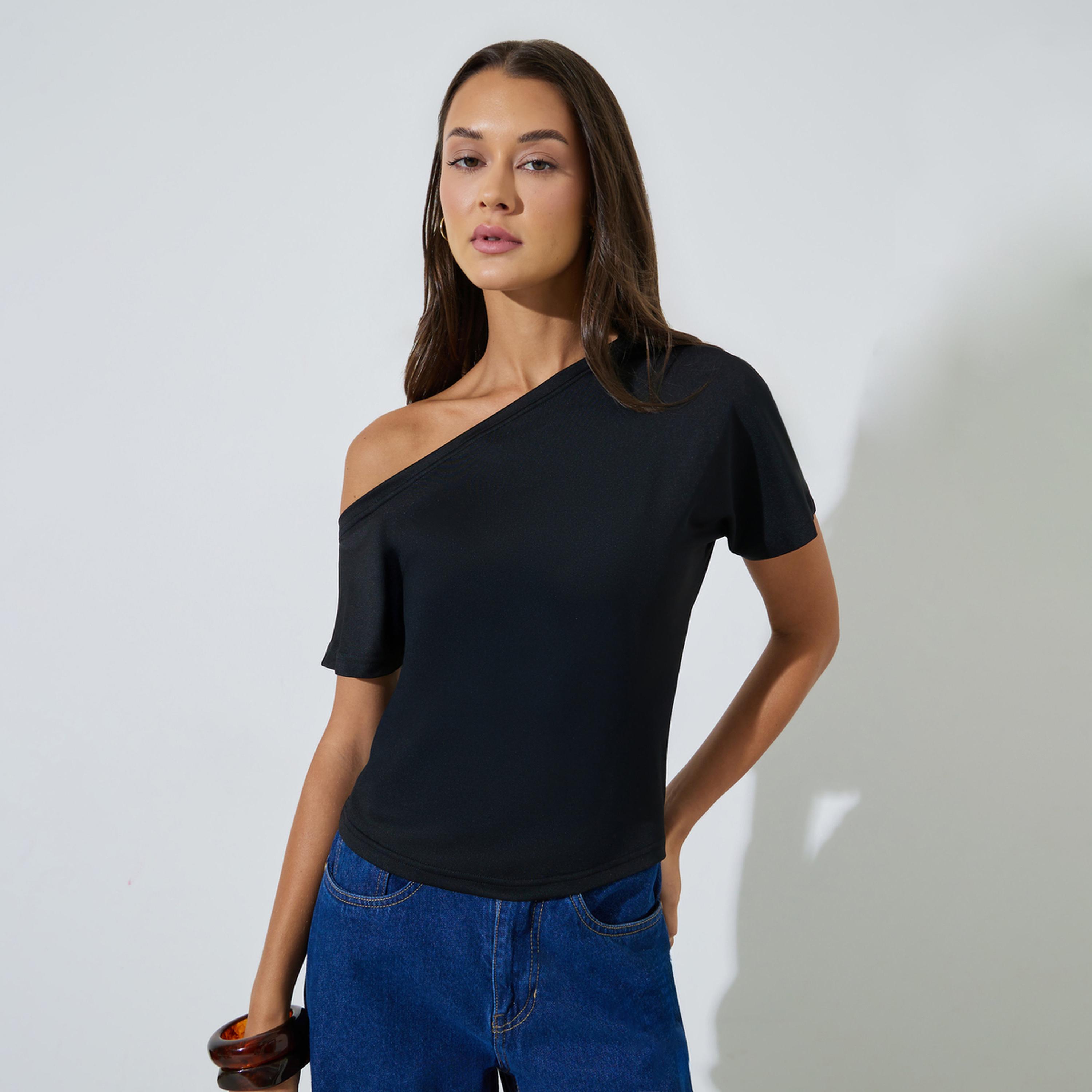 تيشيرت أسود بياقة غير متماثلة الطول وقصة عادية-women-clothing-tshirts-image-1