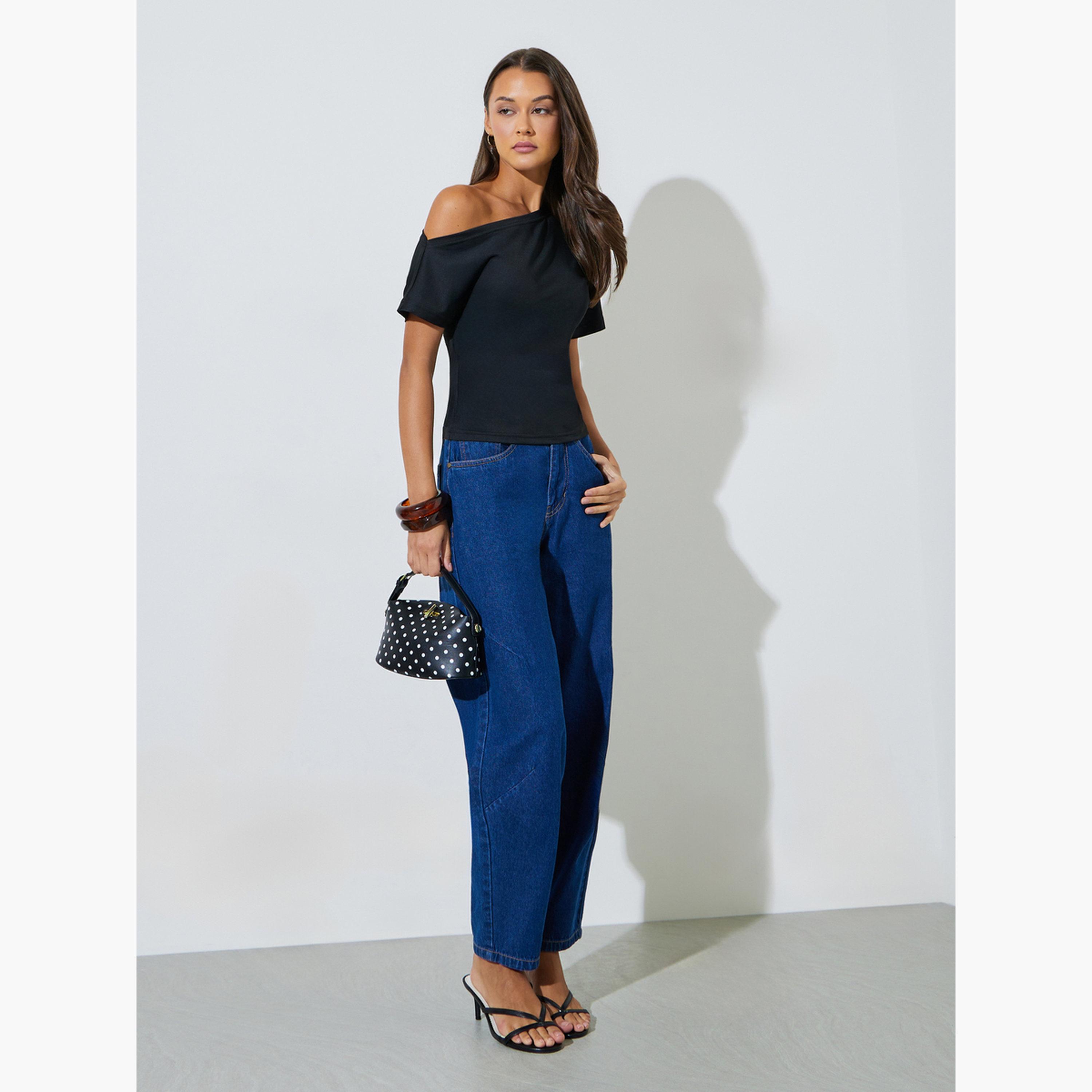 تيشيرت أسود بياقة غير متماثلة الطول وقصة عادية-women-clothing-tshirts-image-2