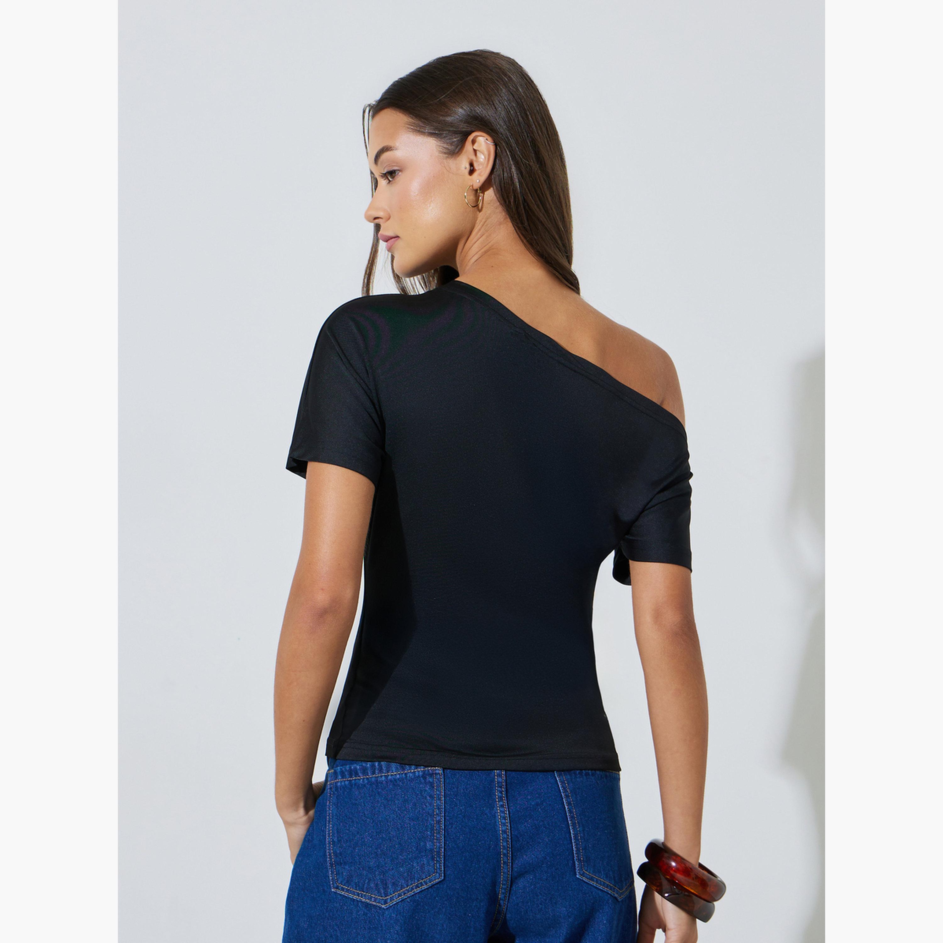 تيشيرت أسود بياقة غير متماثلة الطول وقصة عادية-women-clothing-tshirts-image-4