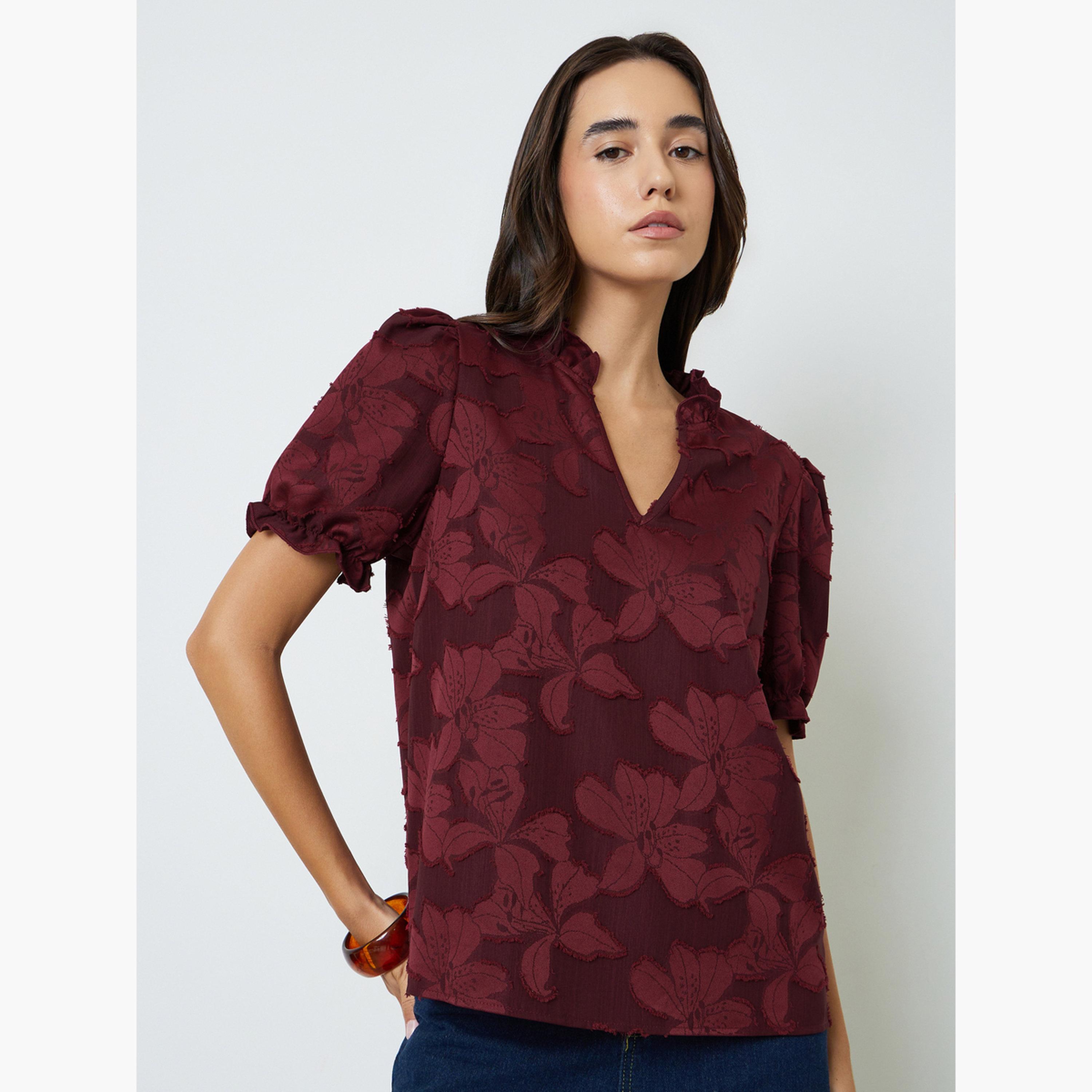 بلوزة بأكمام قصيرة وتفاصيل بارزة الملمس وطبعة زهور باللون العنابي-women-clothing-shirtsandblouses-blouses-image-1