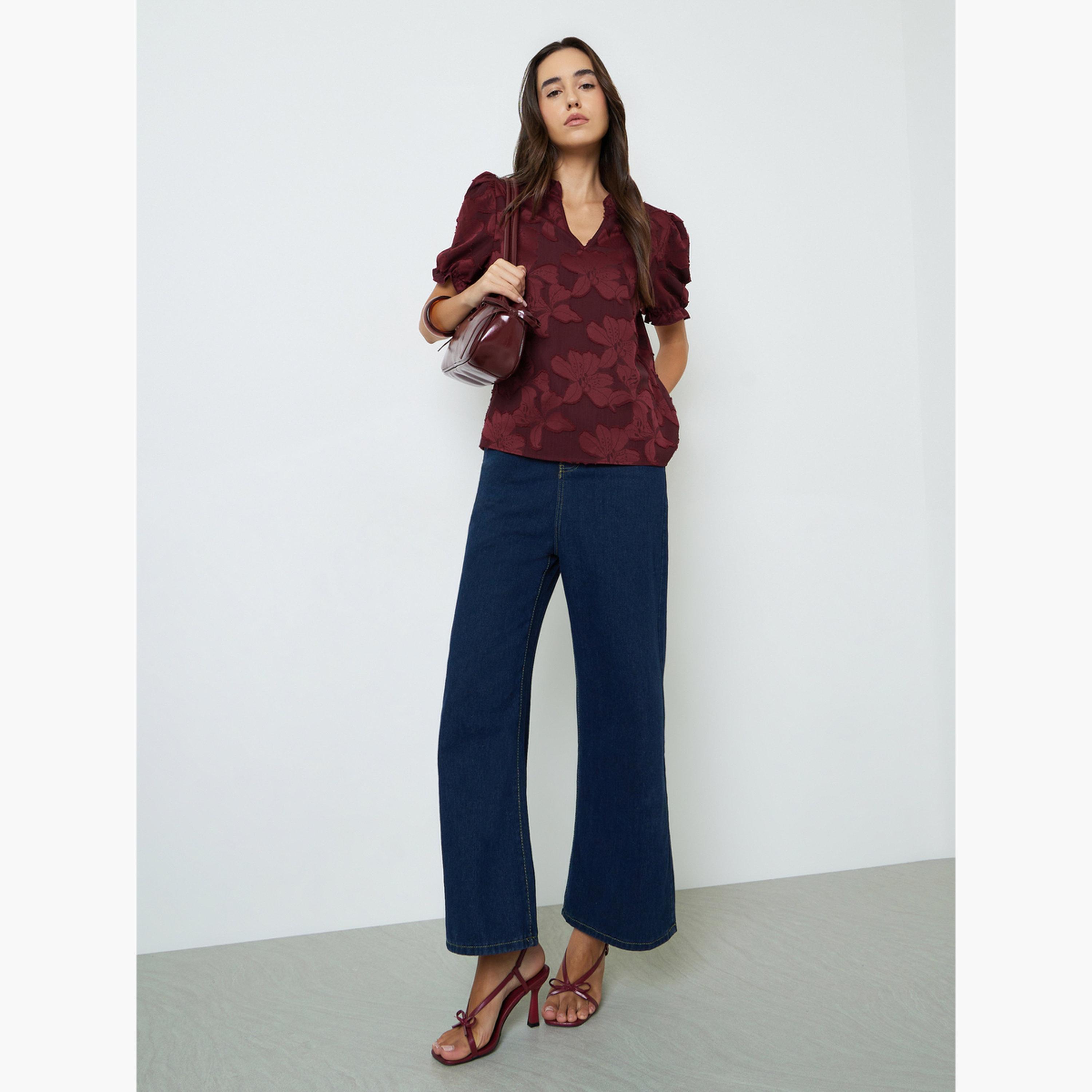بلوزة بأكمام قصيرة وتفاصيل بارزة الملمس وطبعة زهور باللون العنابي-women-clothing-shirtsandblouses-blouses-image-2