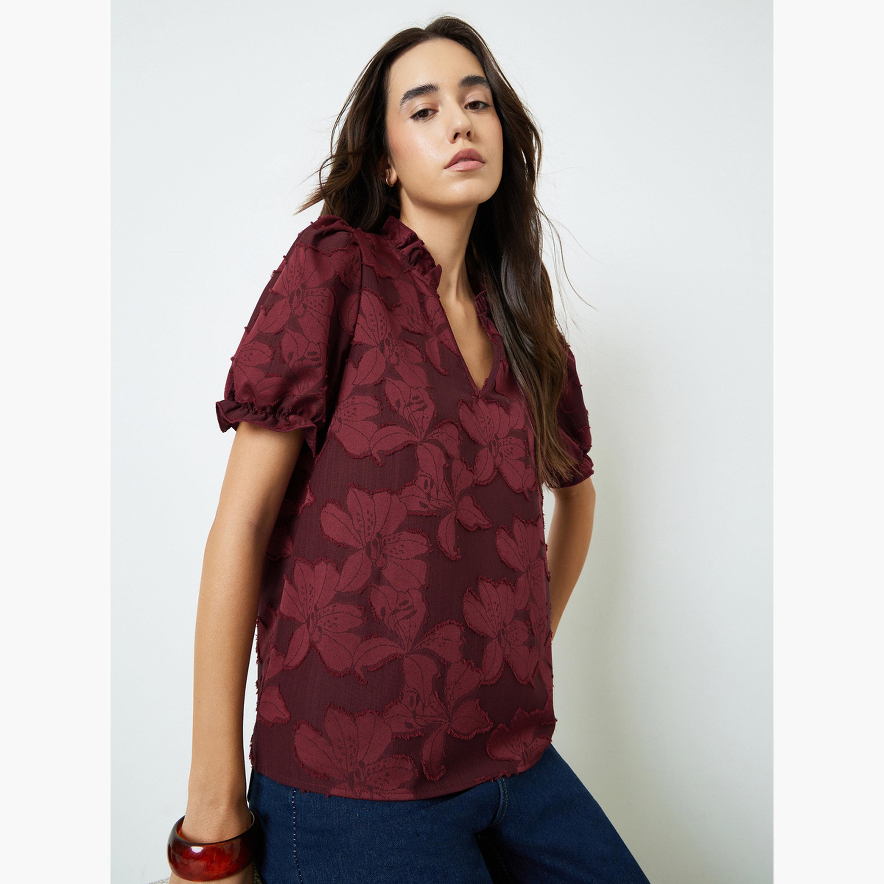 بلوزة بأكمام قصيرة وتفاصيل بارزة الملمس وطبعة زهور باللون العنابي-women-clothing-shirtsandblouses-blouses-image-4