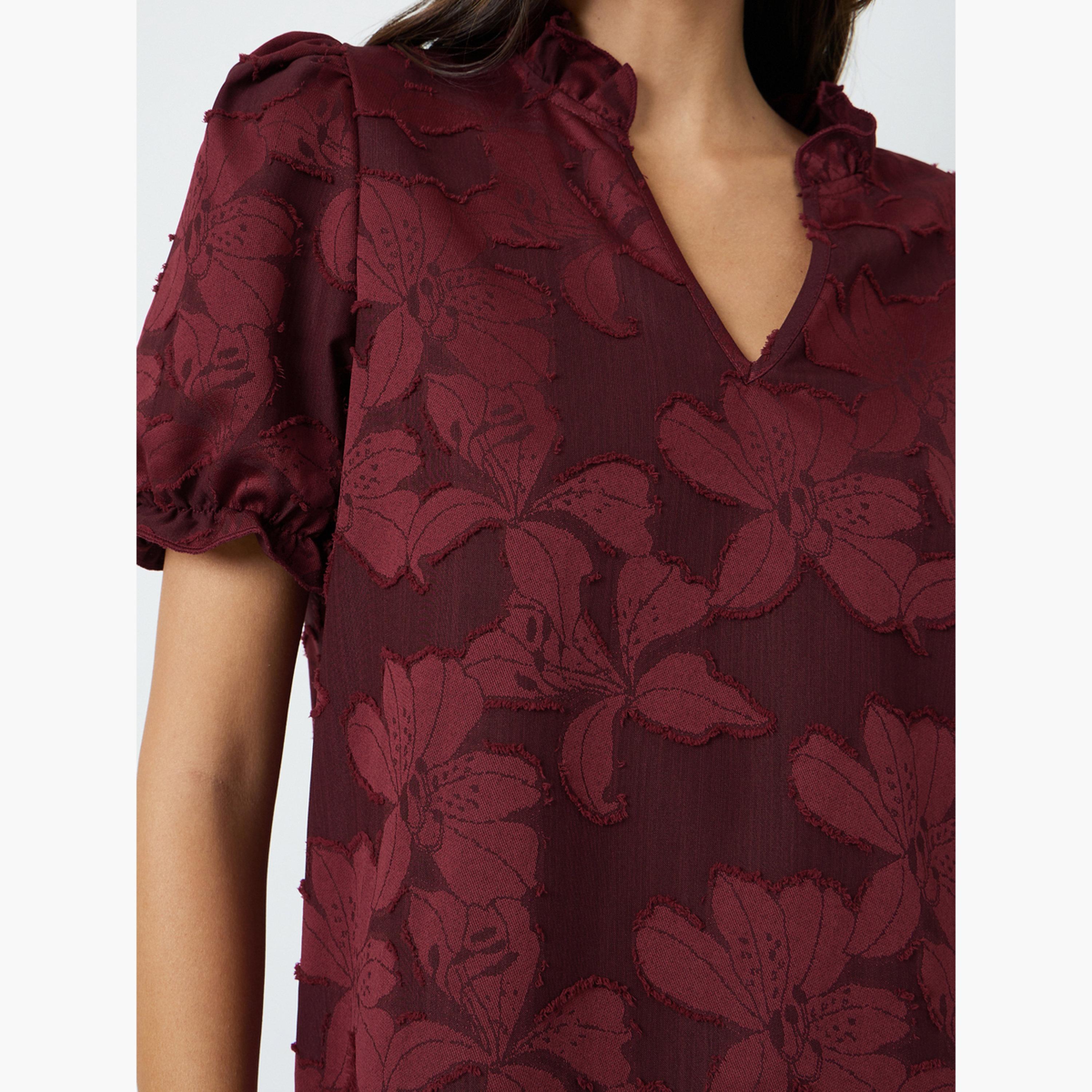 بلوزة بأكمام قصيرة وتفاصيل بارزة الملمس وطبعة زهور باللون العنابي-women-clothing-shirtsandblouses-blouses-image-5