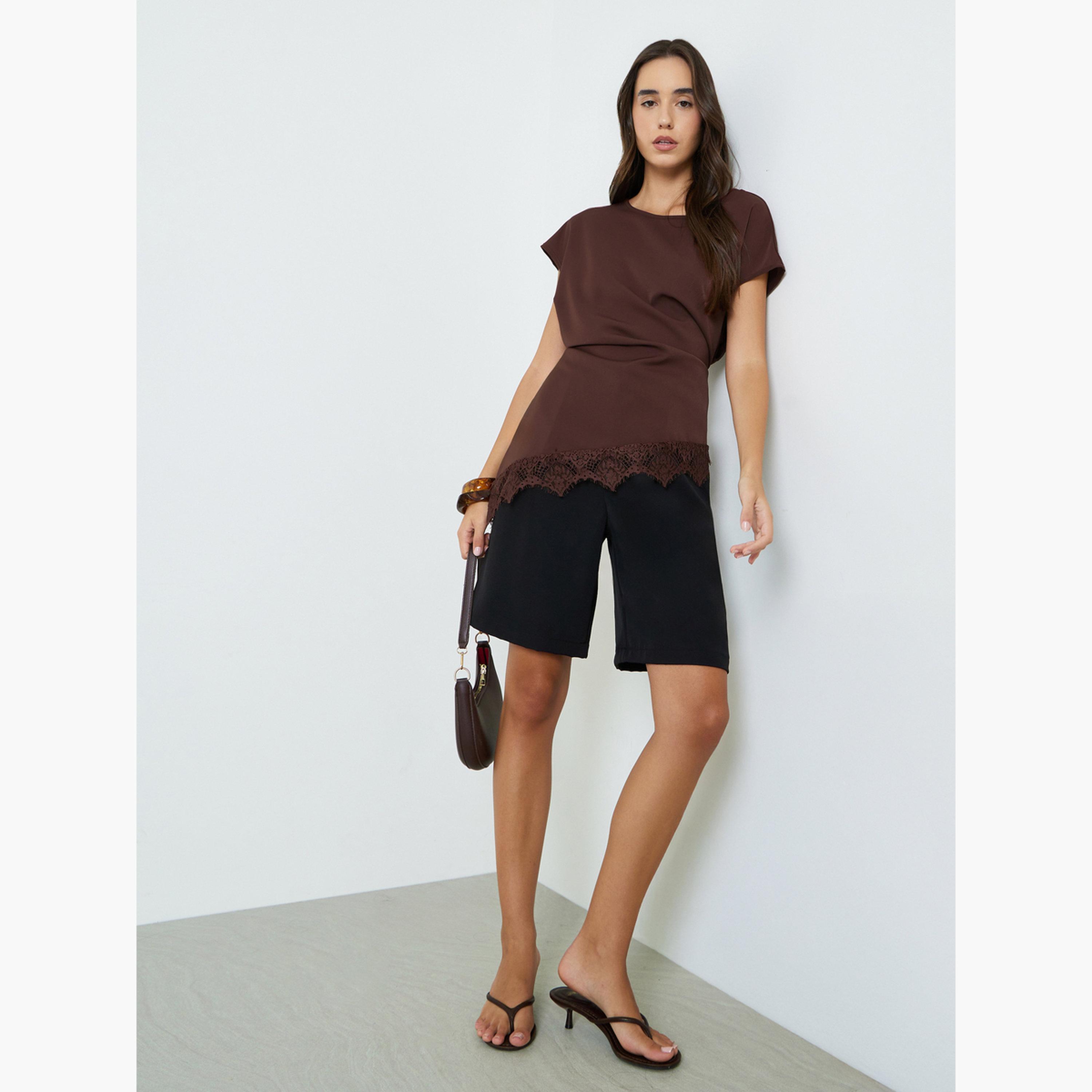 بلوزة غير متناظرة بتفاصيل دانتيل باللون البني-women-clothing-shirtsandblouses-blouses-image-2