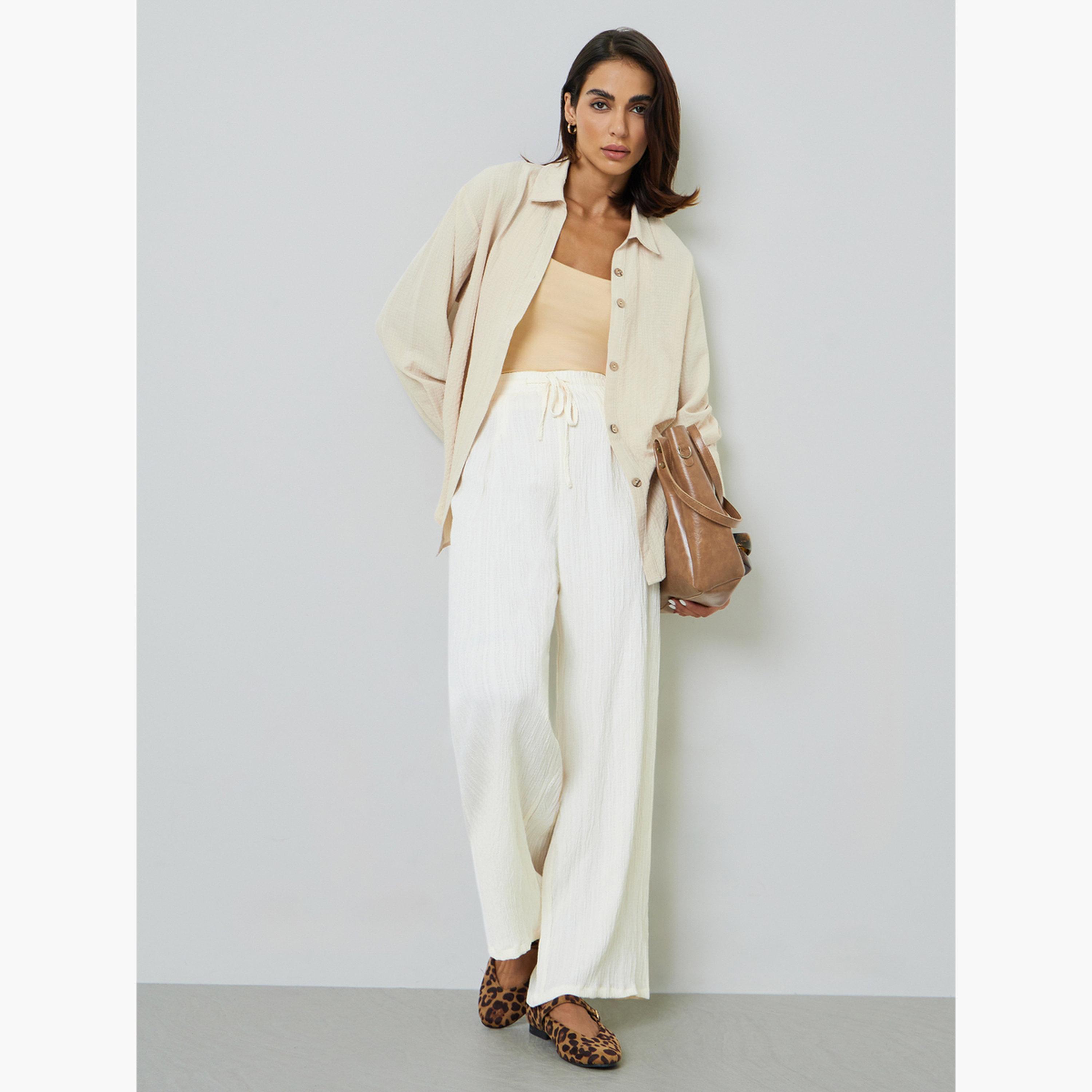 بنطال بمظهر مجعد وأرجل واسعة باللون الكريمي-women-clothing-joggers-image-2