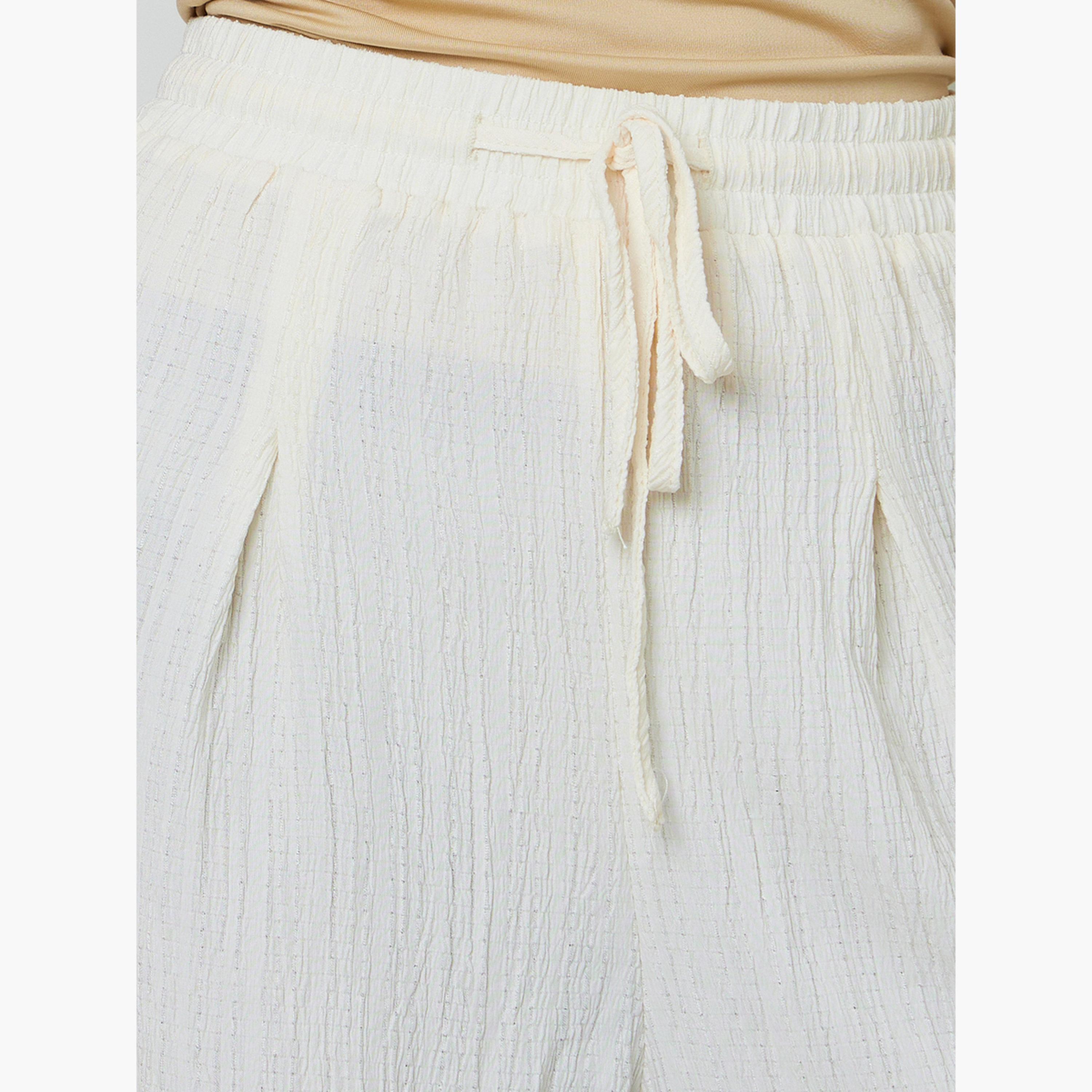 بنطال بمظهر مجعد وأرجل واسعة باللون الكريمي-women-clothing-joggers-image-3