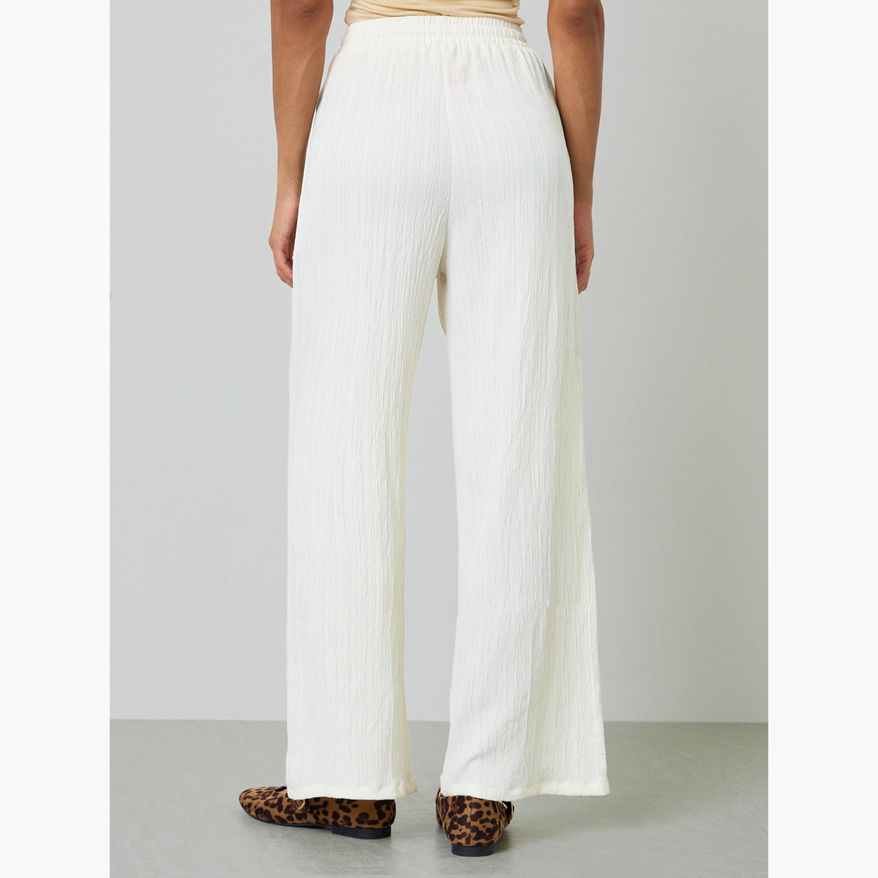 بنطال بمظهر مجعد وأرجل واسعة باللون الكريمي-women-clothing-joggers-image-4