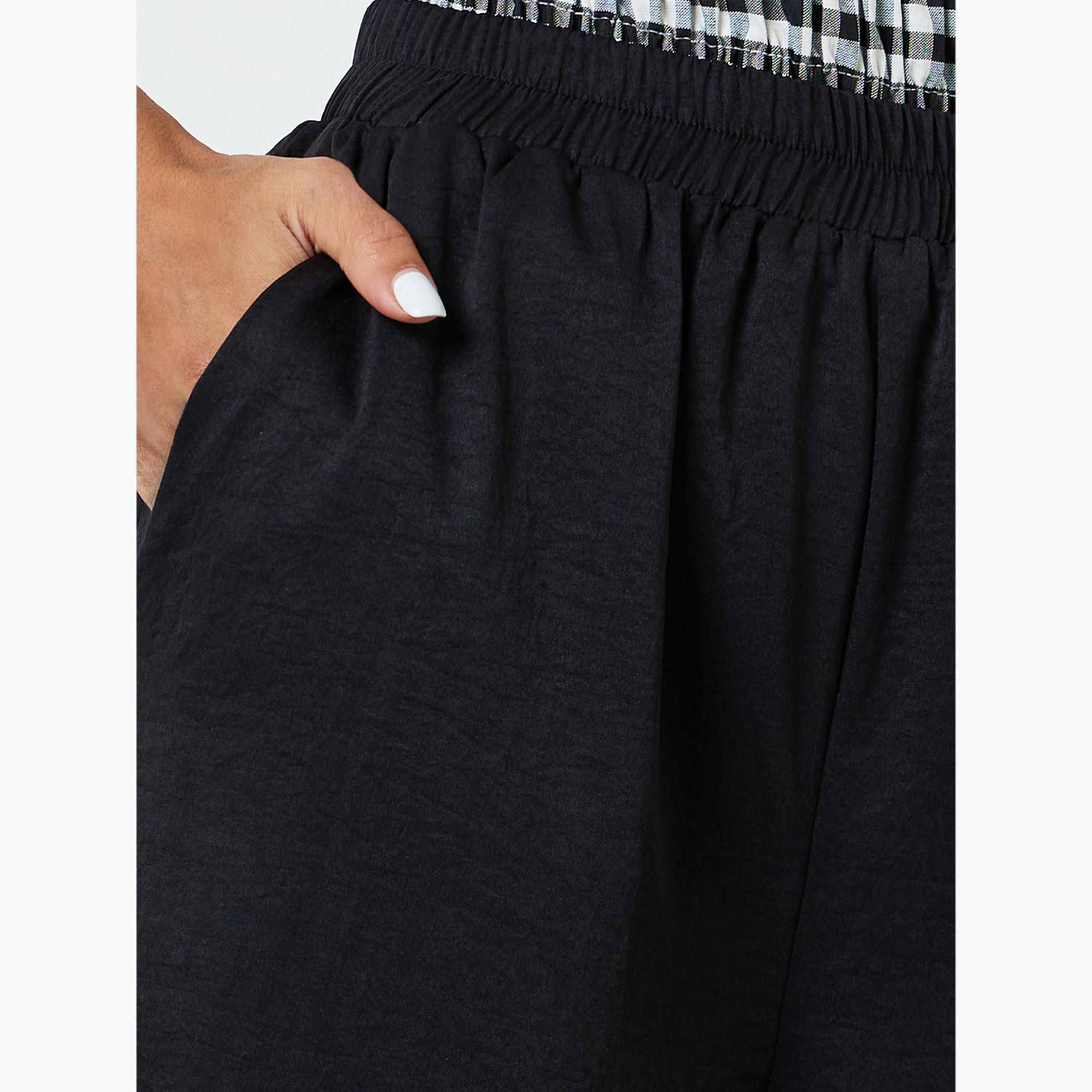 بنطال بلازو بجيوب وأرجل واسعة باللون الأسود-women-clothing-joggers-image-3