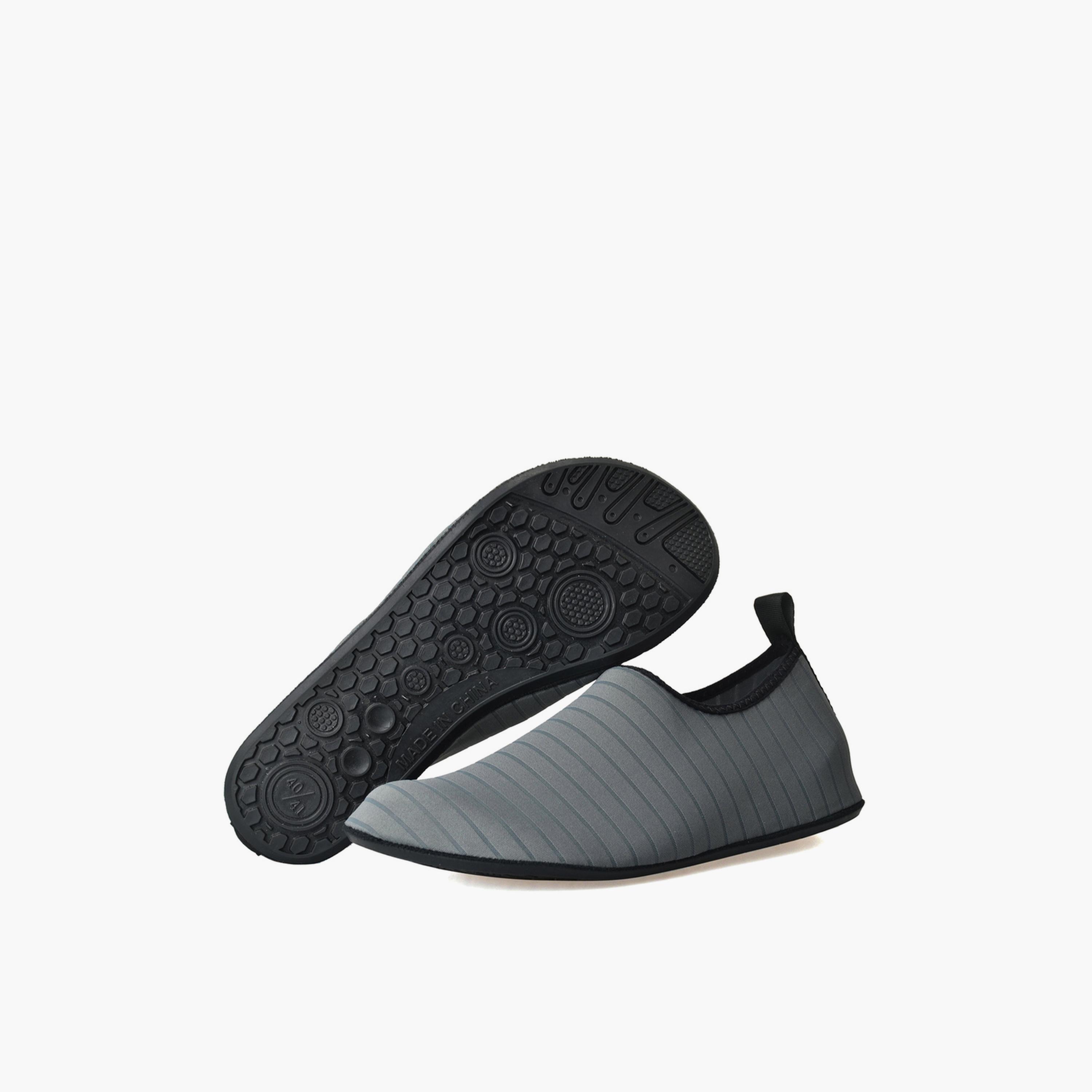 حذاء مائي مخطط بنعل فلات مريح للنساء باللون الرمادي-women-shoes-sneakers-image-1