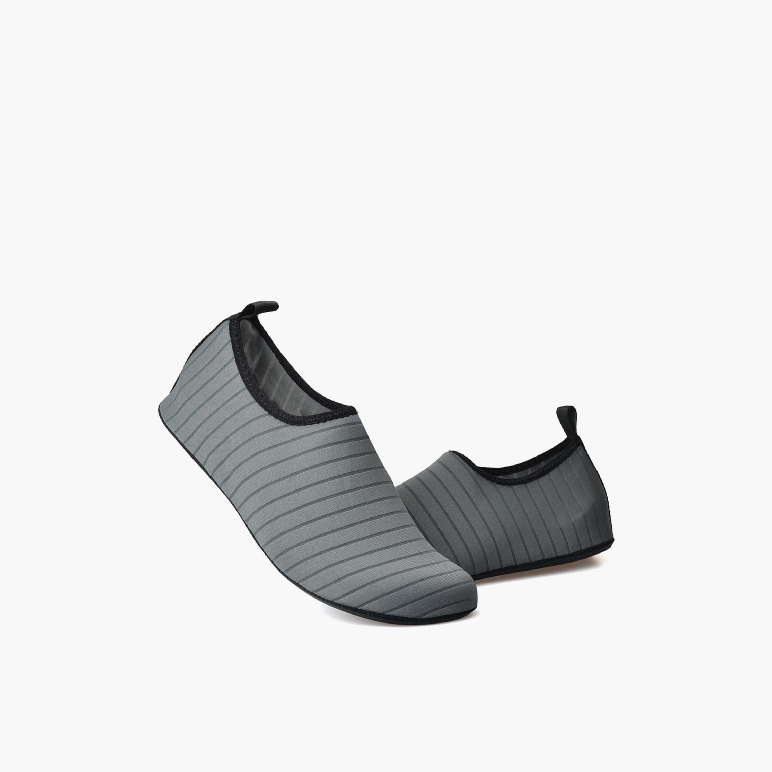 حذاء مائي مخطط بنعل فلات مريح للنساء باللون الرمادي-women-shoes-sneakers-image-2