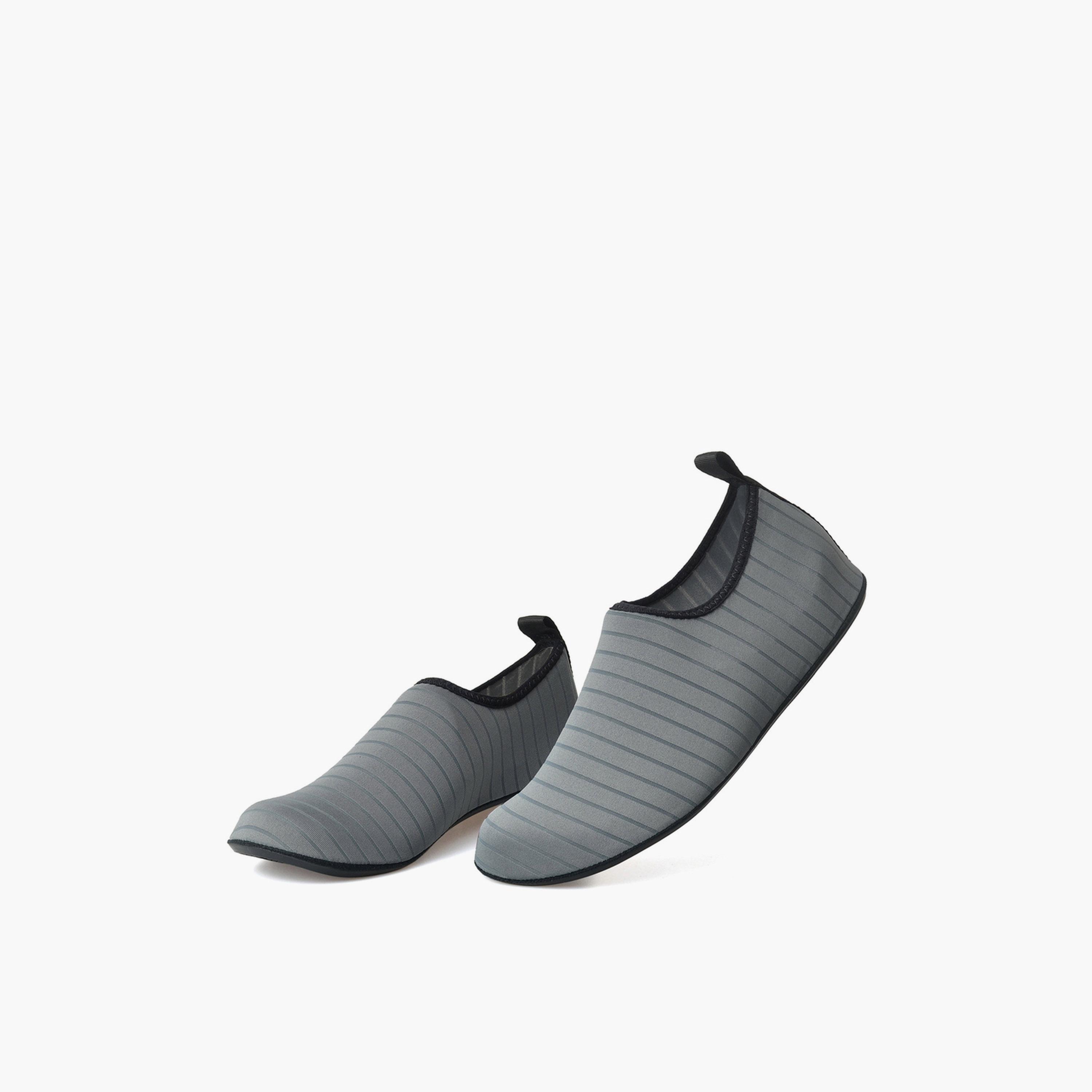 حذاء مائي مخطط بنعل فلات مريح للنساء باللون الرمادي-women-shoes-sneakers-image-5