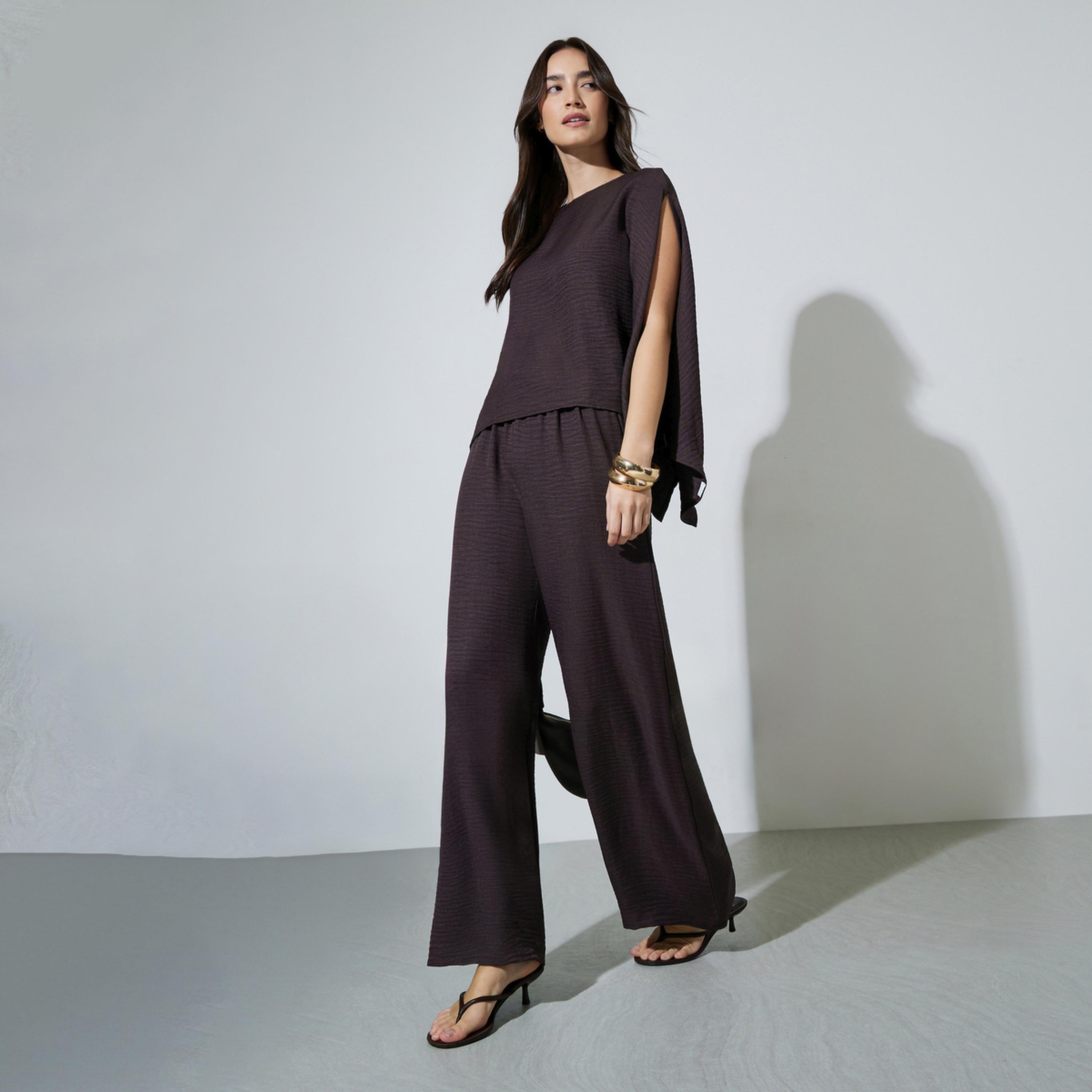 طقم منسق من بنطال بأرجل واسعة وبلوزة بأكمام خفاش سادة باللون البني-women-clothing-coordsets-image-1