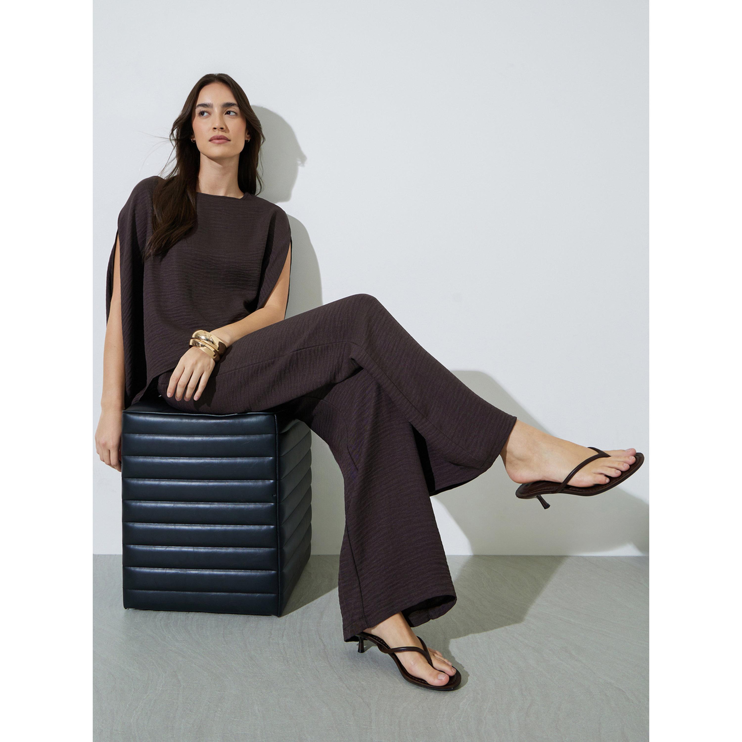 طقم منسق من بنطال بأرجل واسعة وبلوزة بأكمام خفاش سادة باللون البني-women-clothing-coordsets-image-2