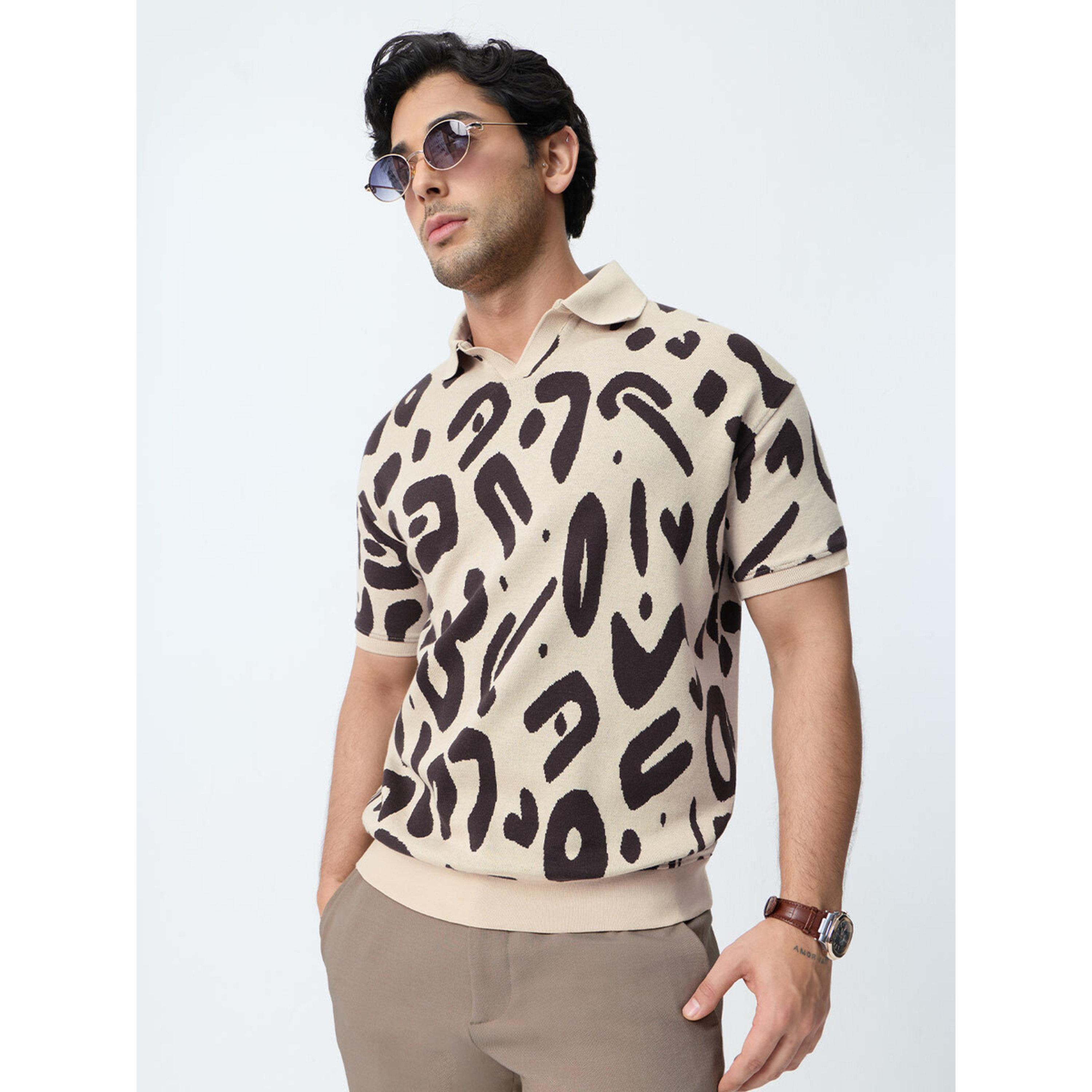 تيشيرت بولو محبوك وطبعة تجريدية باللون البيج-men-clothing-tshirtsandpolos-polos-image-1