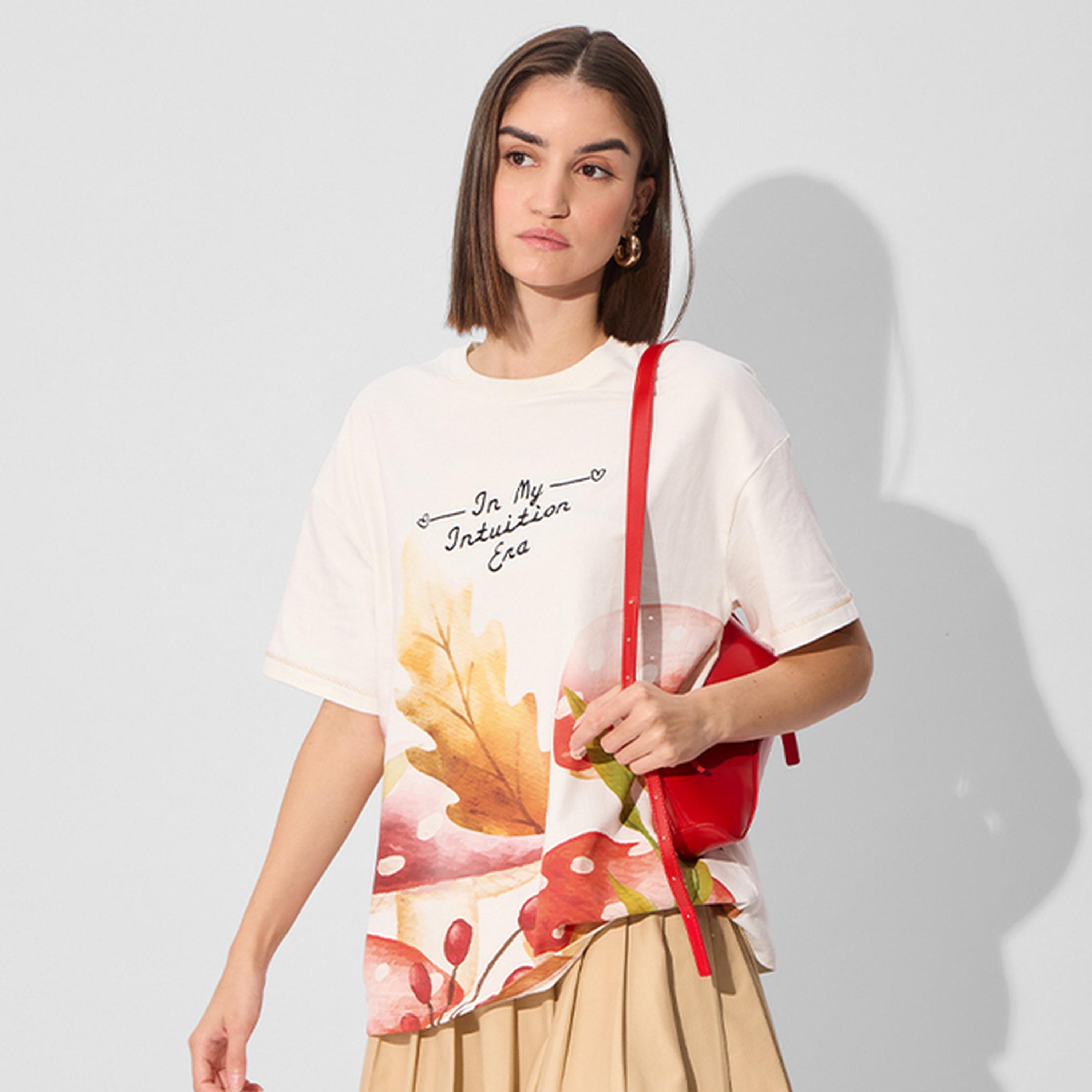 تيشيرت واسع أبيض مطبوع بياقة دائرية-women-clothing-tshirts-image-1