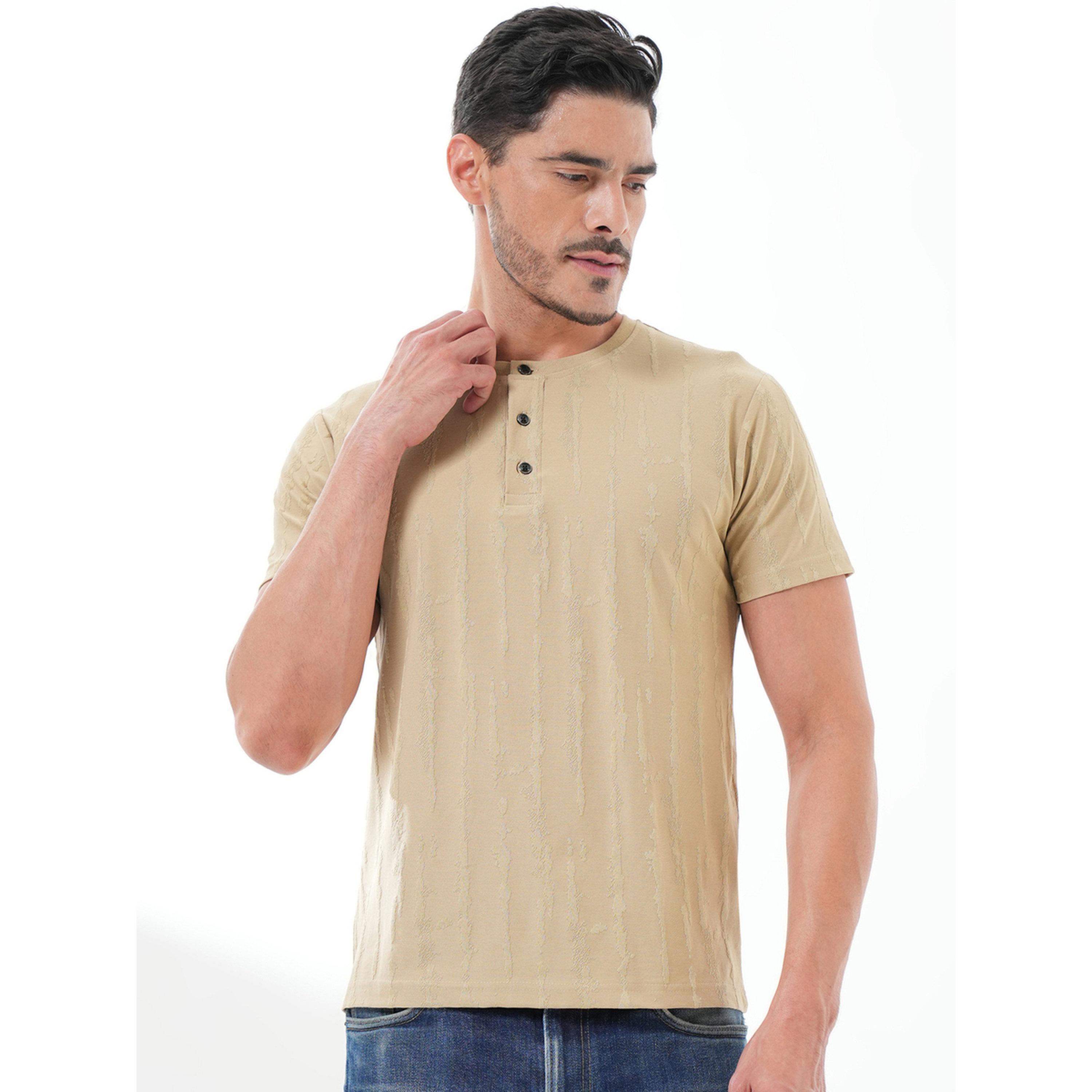 تيشيرت بأكمام قصيرة وياقة هينلي بتفاصيل بارزة الملمس باللون البيج-men-clothing-tshirtsandpolos-tshirts-image-1