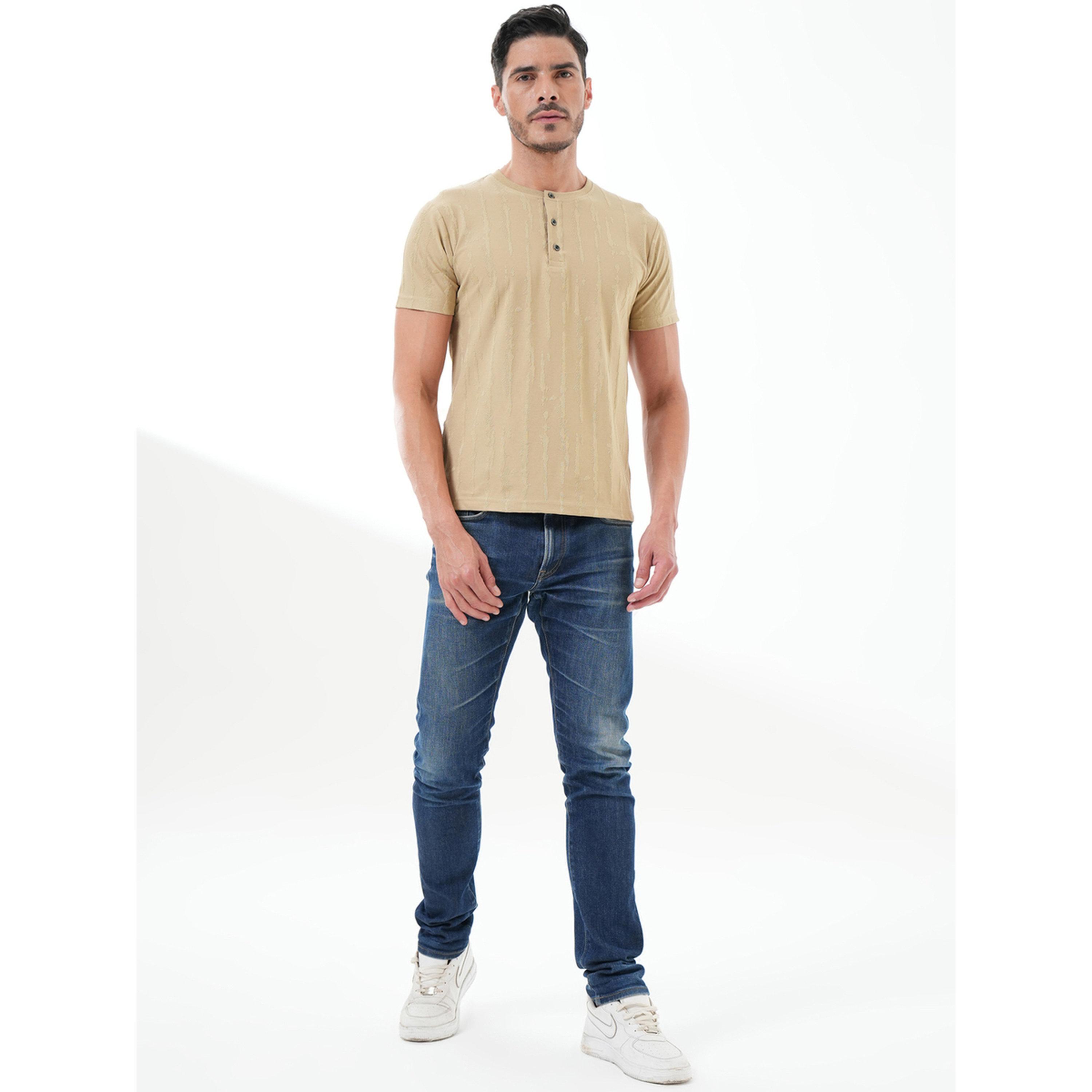 تيشيرت بأكمام قصيرة وياقة هينلي بتفاصيل بارزة الملمس باللون البيج-men-clothing-tshirtsandpolos-tshirts-image-2