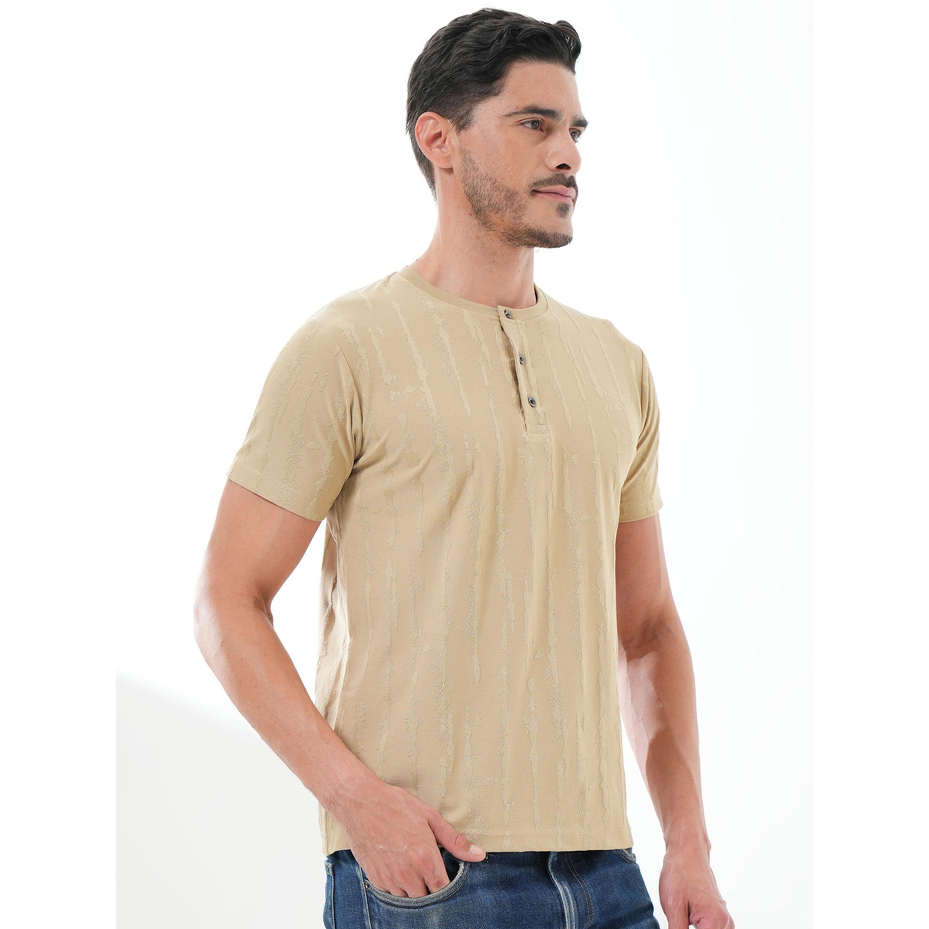 تيشيرت بأكمام قصيرة وياقة هينلي بتفاصيل بارزة الملمس باللون البيج-men-clothing-tshirtsandpolos-tshirts-image-3
