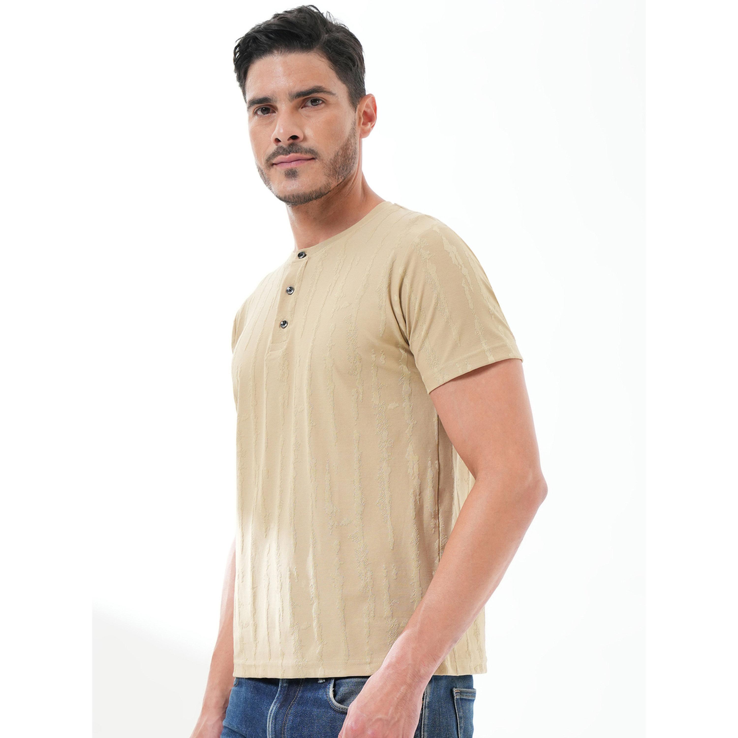 تيشيرت بأكمام قصيرة وياقة هينلي بتفاصيل بارزة الملمس باللون البيج-men-clothing-tshirtsandpolos-tshirts-image-4