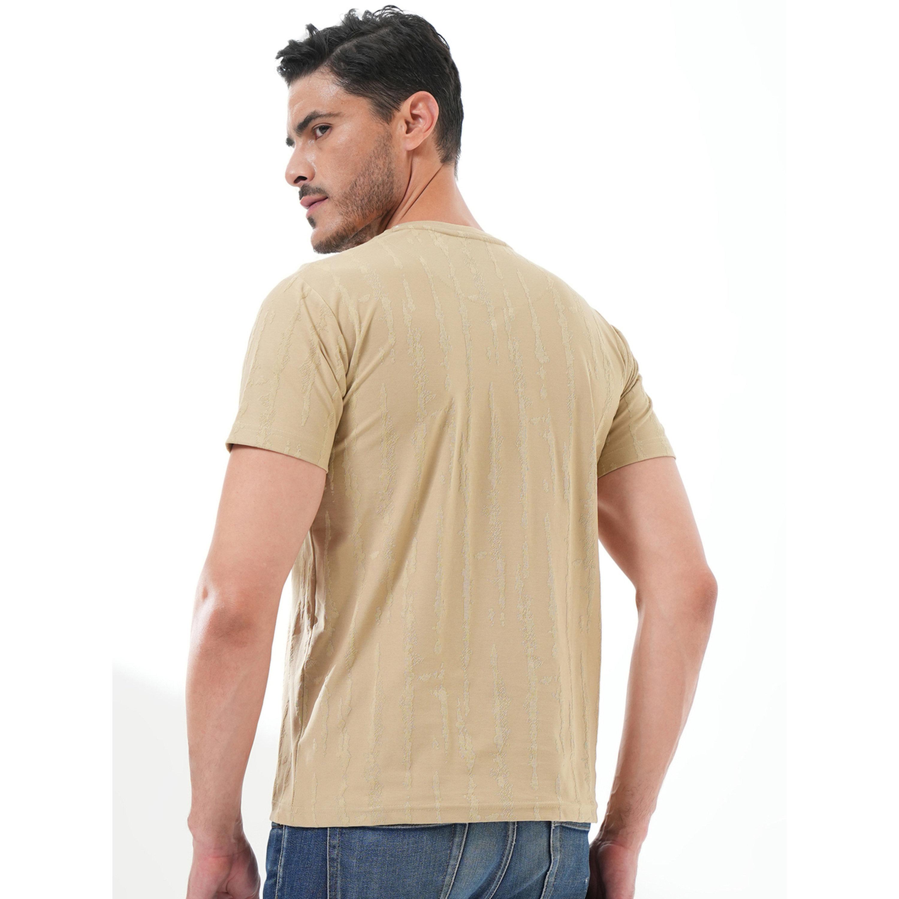 تيشيرت بأكمام قصيرة وياقة هينلي بتفاصيل بارزة الملمس باللون البيج-men-clothing-tshirtsandpolos-tshirts-image-5