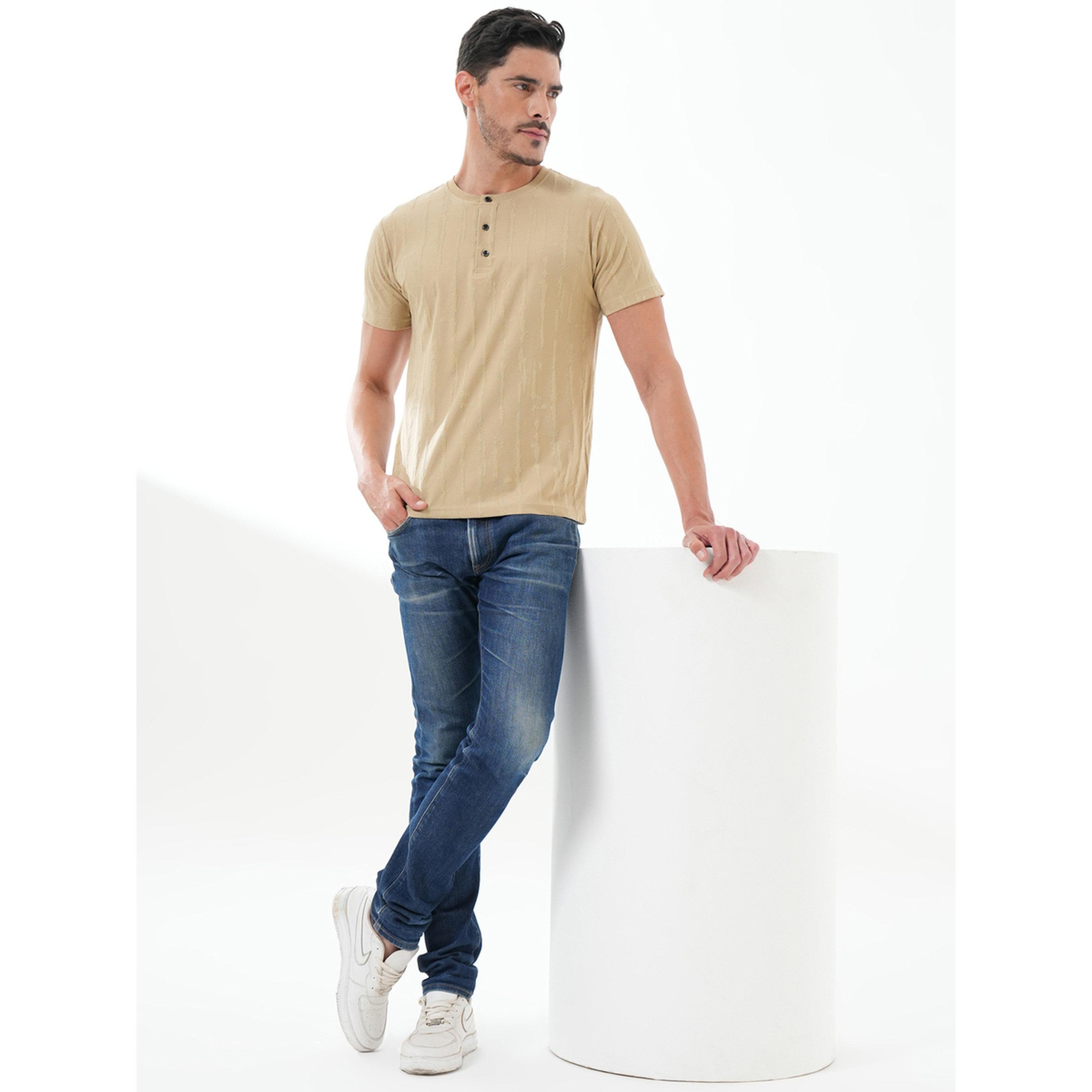 تيشيرت بأكمام قصيرة وياقة هينلي بتفاصيل بارزة الملمس باللون البيج-men-clothing-tshirtsandpolos-tshirts-image-6