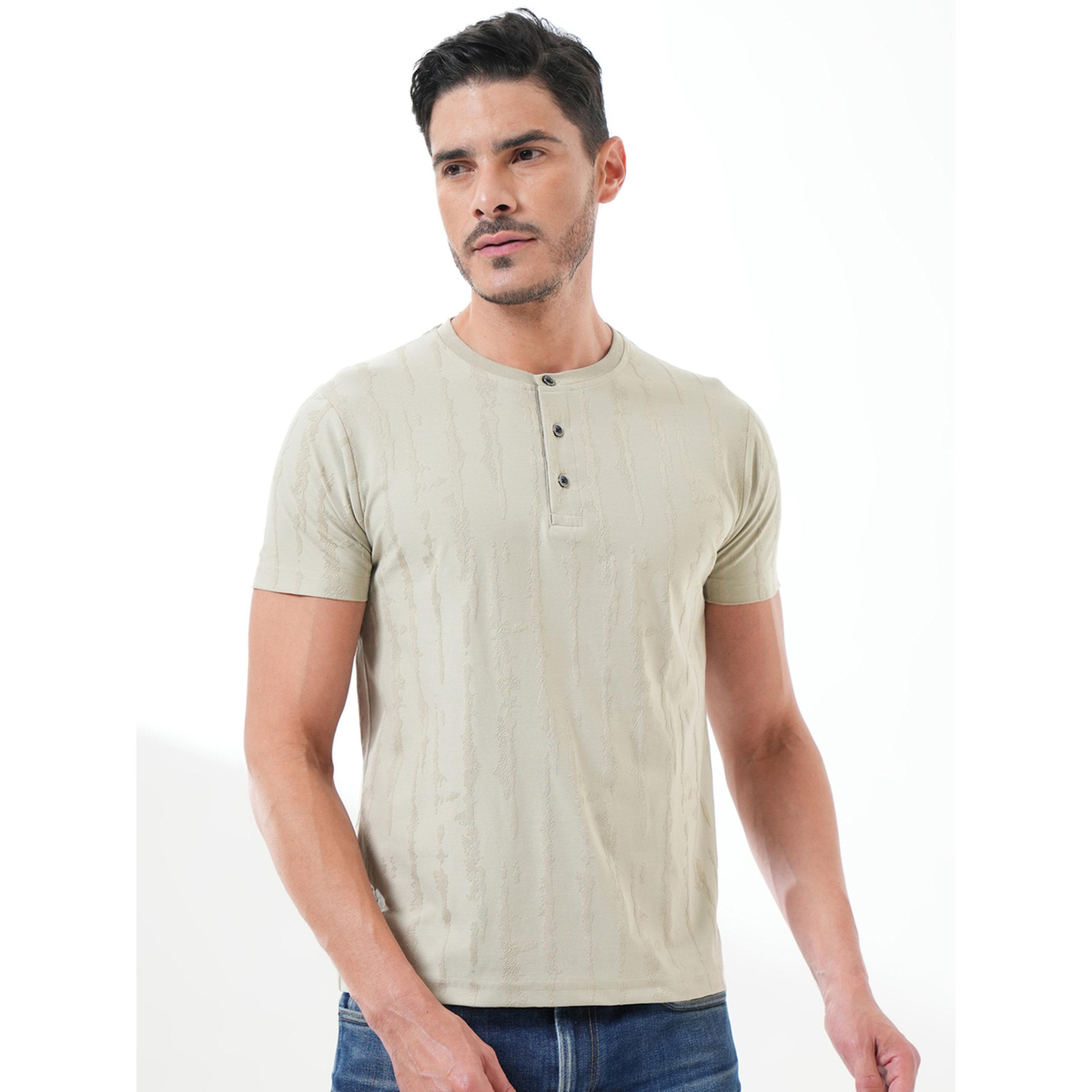 تيشيرت بأكمام قصيرة وياقة هينلي بتفاصيل بارزة الملمس باللون الأخضر-men-clothing-tshirtsandpolos-tshirts-image-1