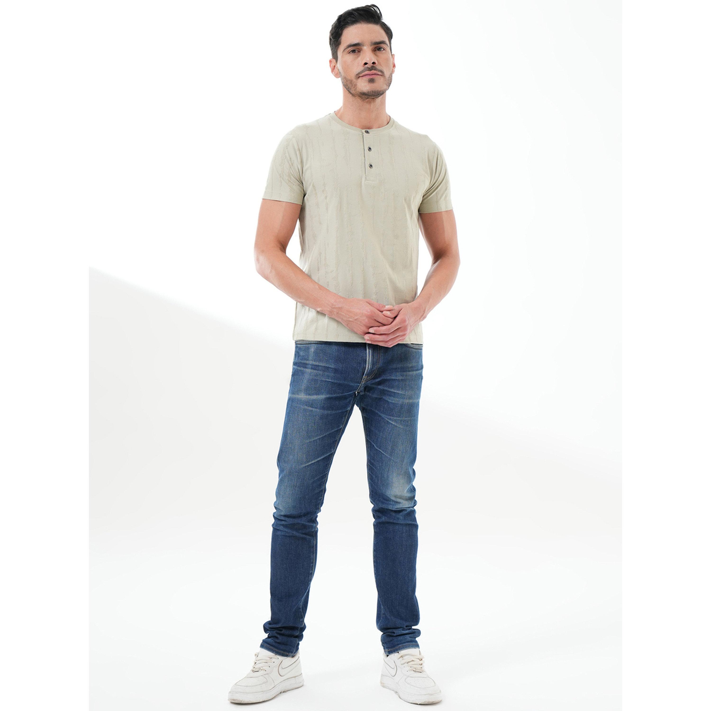 تيشيرت بأكمام قصيرة وياقة هينلي بتفاصيل بارزة الملمس باللون الأخضر-men-clothing-tshirtsandpolos-tshirts-image-2
