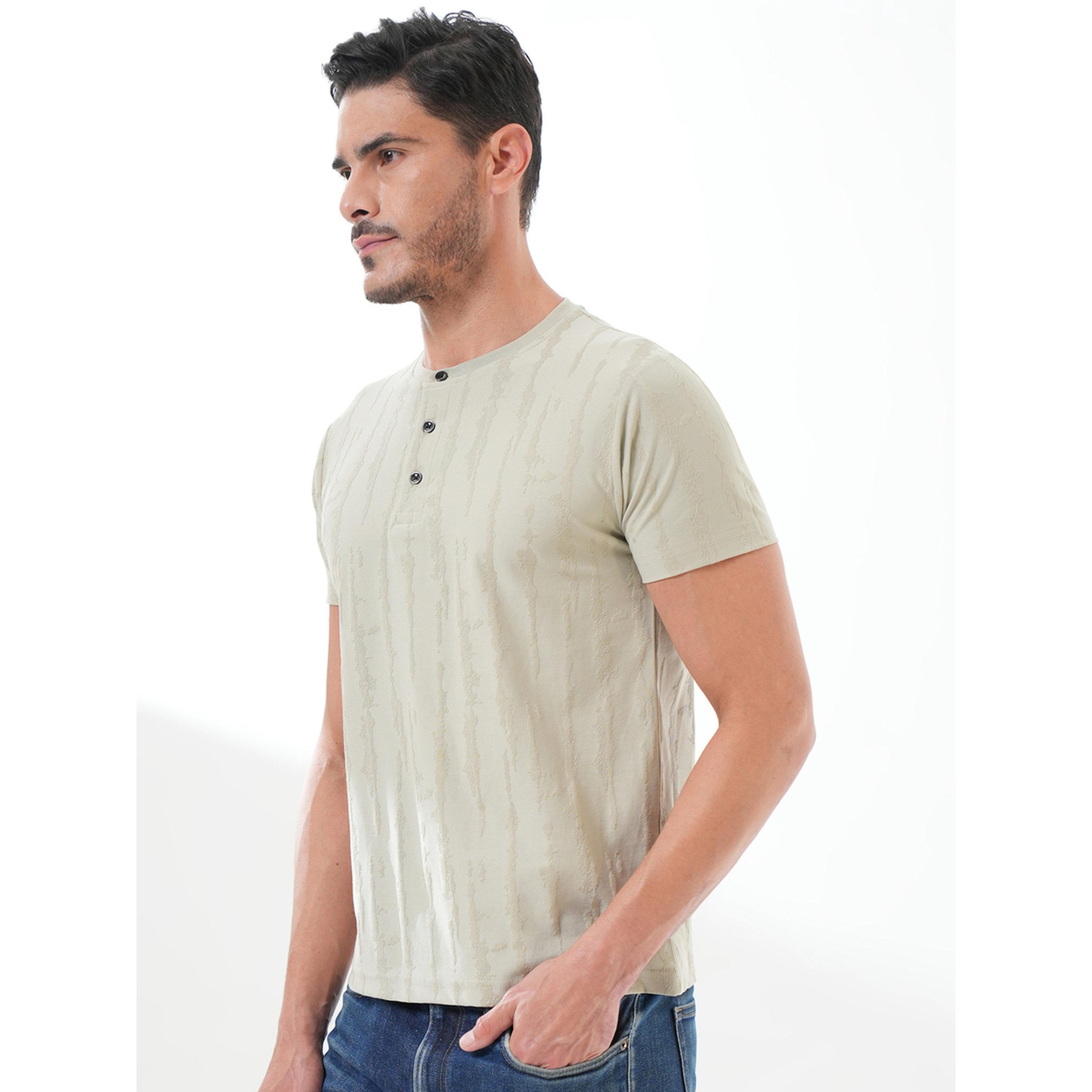 تيشيرت بأكمام قصيرة وياقة هينلي بتفاصيل بارزة الملمس باللون الأخضر-men-clothing-tshirtsandpolos-tshirts-image-3