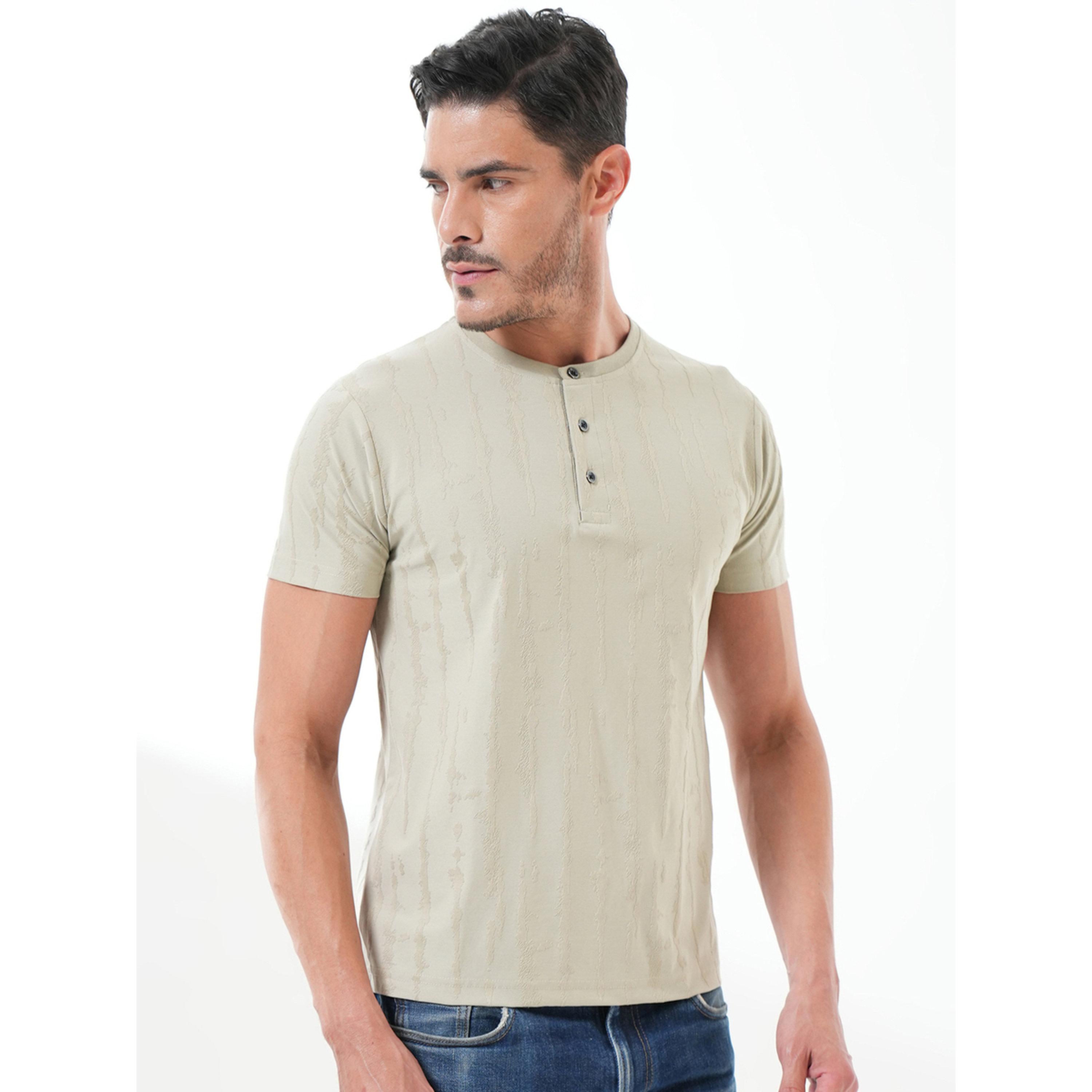 تيشيرت بأكمام قصيرة وياقة هينلي بتفاصيل بارزة الملمس باللون الأخضر-men-clothing-tshirtsandpolos-tshirts-image-4
