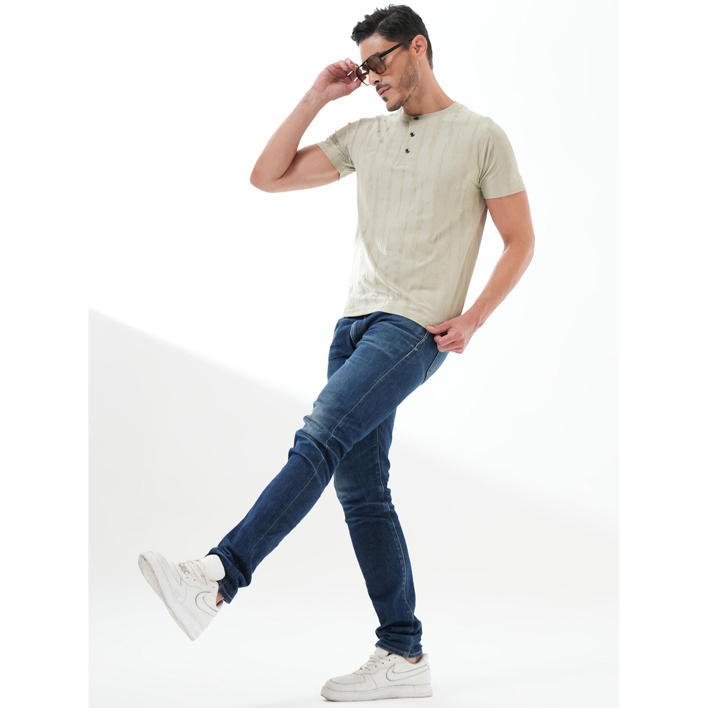 تيشيرت بأكمام قصيرة وياقة هينلي بتفاصيل بارزة الملمس باللون الأخضر-men-clothing-tshirtsandpolos-tshirts-image-6
