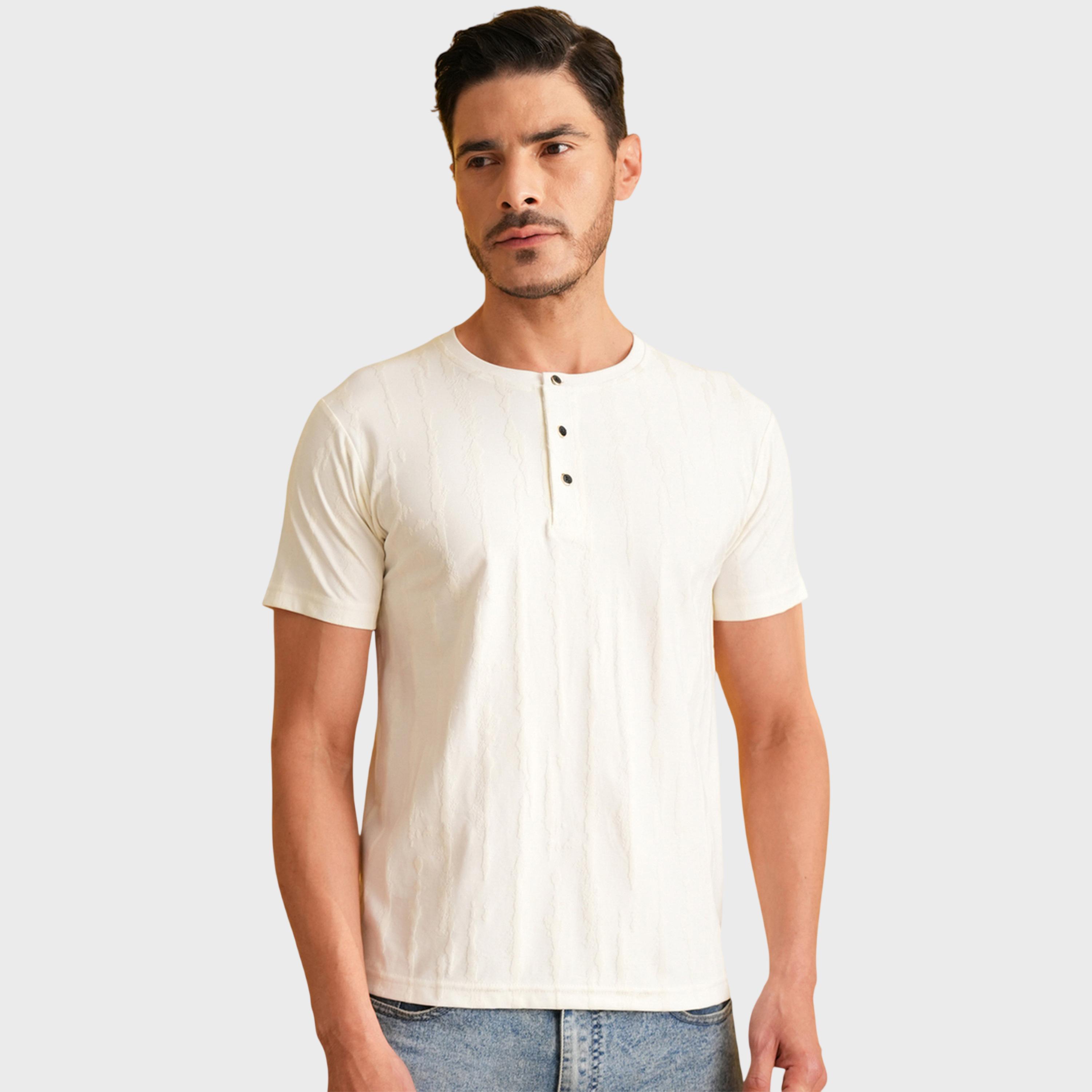تيشيرت بأكمام قصيرة وياقة هينلي بتفاصيل بارزة الملمس باللون الأبيض-men-clothing-tshirtsandpolos-tshirts-image-1
