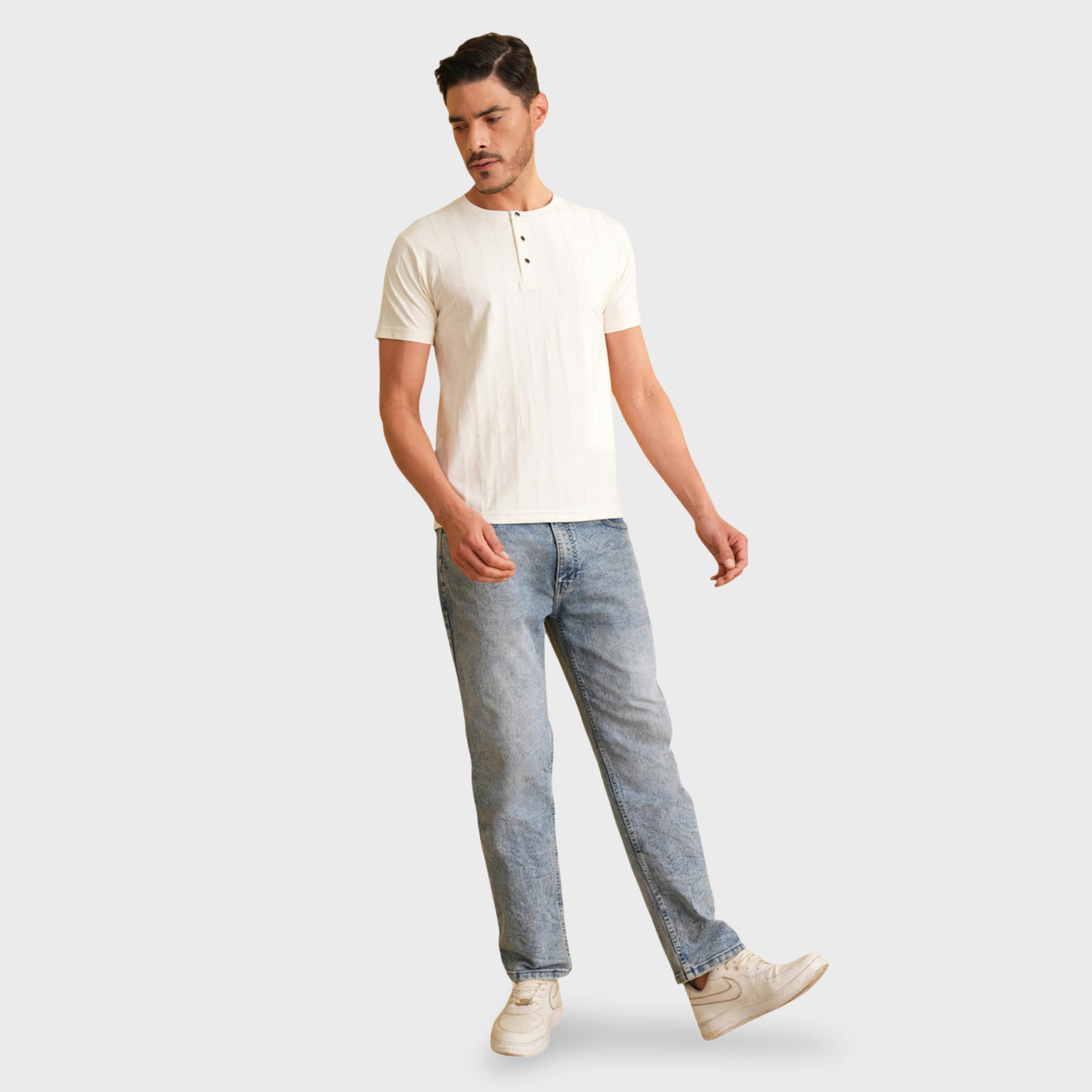 تيشيرت بأكمام قصيرة وياقة هينلي بتفاصيل بارزة الملمس باللون الأبيض-men-clothing-tshirtsandpolos-tshirts-image-2