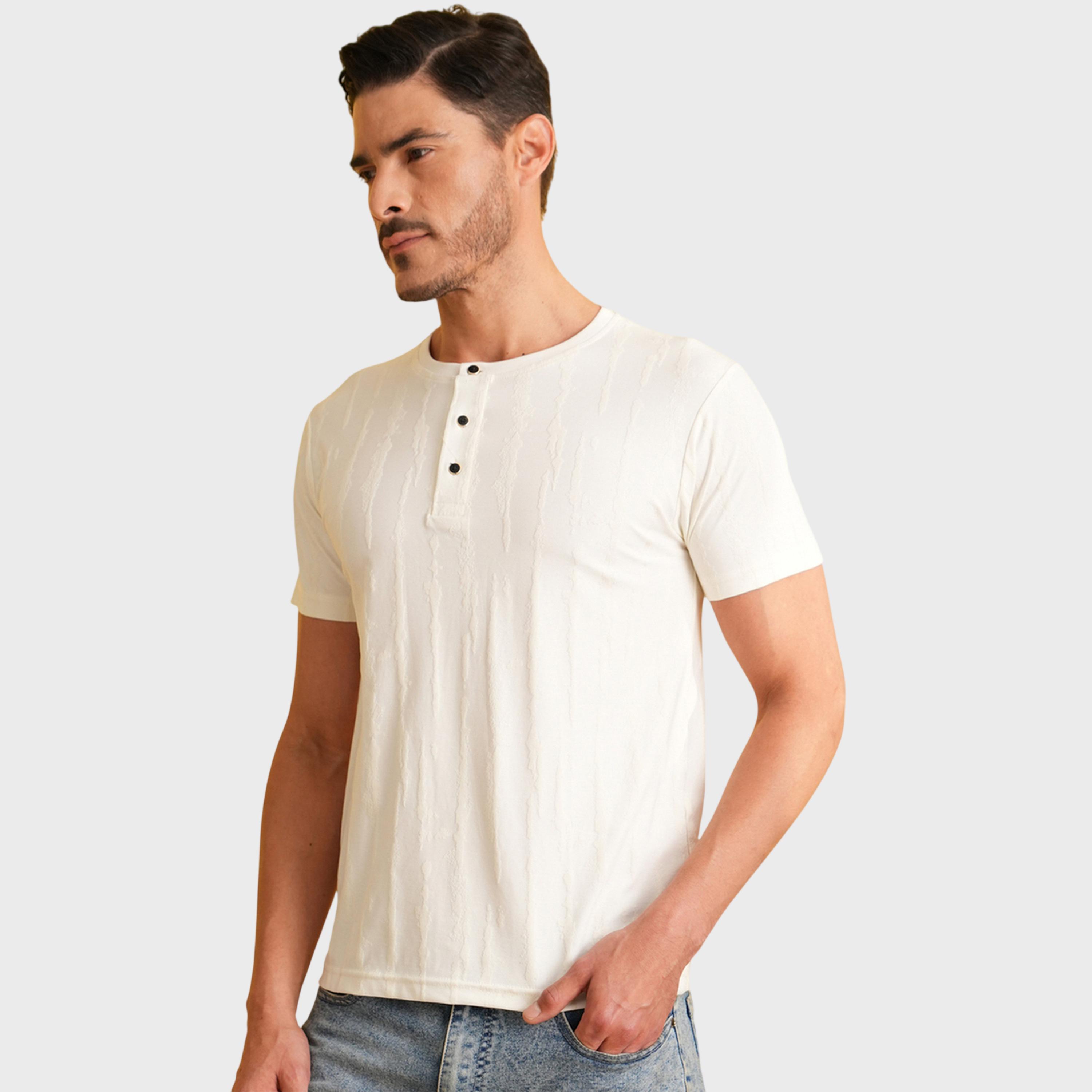 تيشيرت بأكمام قصيرة وياقة هينلي بتفاصيل بارزة الملمس باللون الأبيض-men-clothing-tshirtsandpolos-tshirts-image-3
