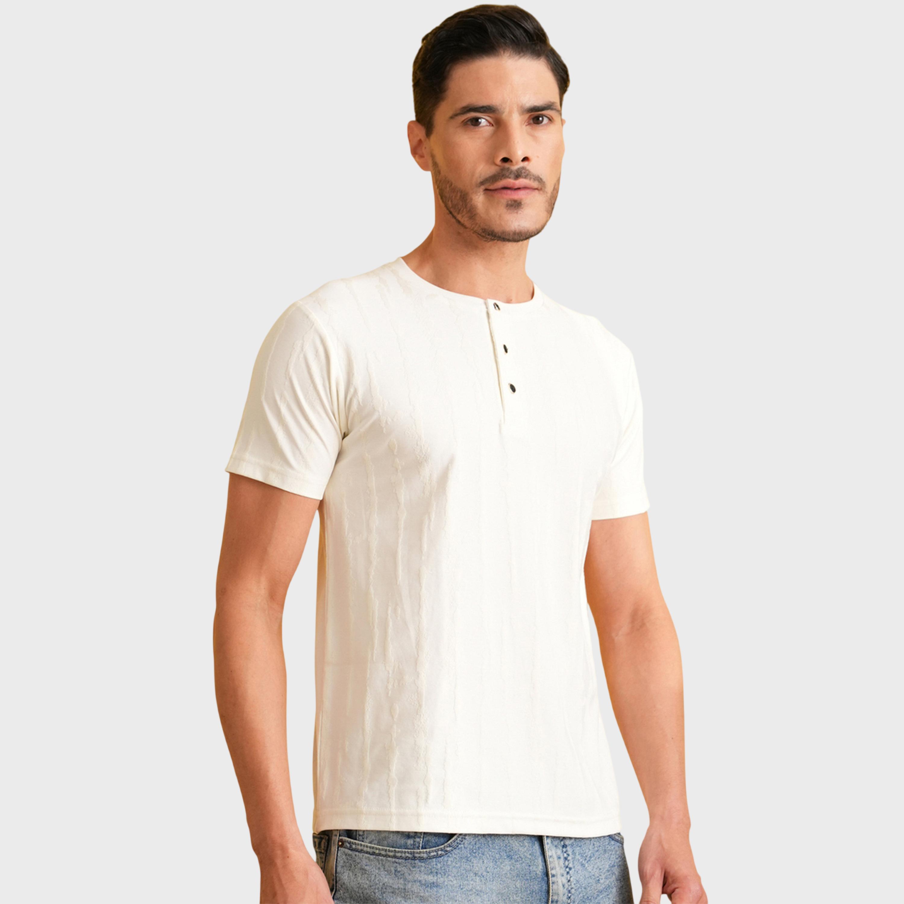 تيشيرت بأكمام قصيرة وياقة هينلي بتفاصيل بارزة الملمس باللون الأبيض-men-clothing-tshirtsandpolos-tshirts-image-4