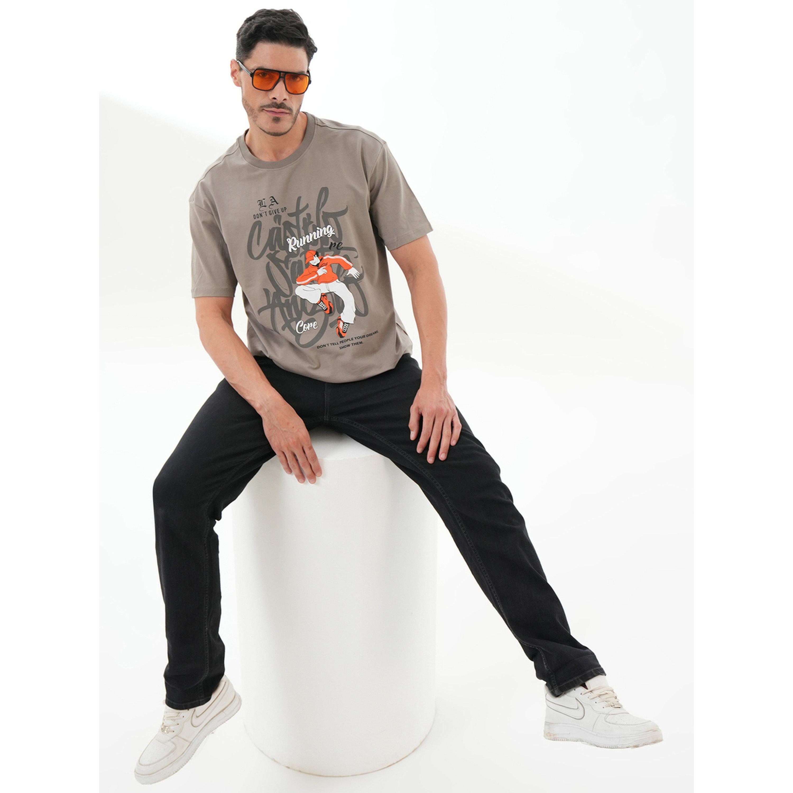 تيشيرت بأكمام قصيرة وياقة دائرية وطبعة رسومات باللون الرمادي-men-clothing-tshirtsandpolos-tshirts-image-6