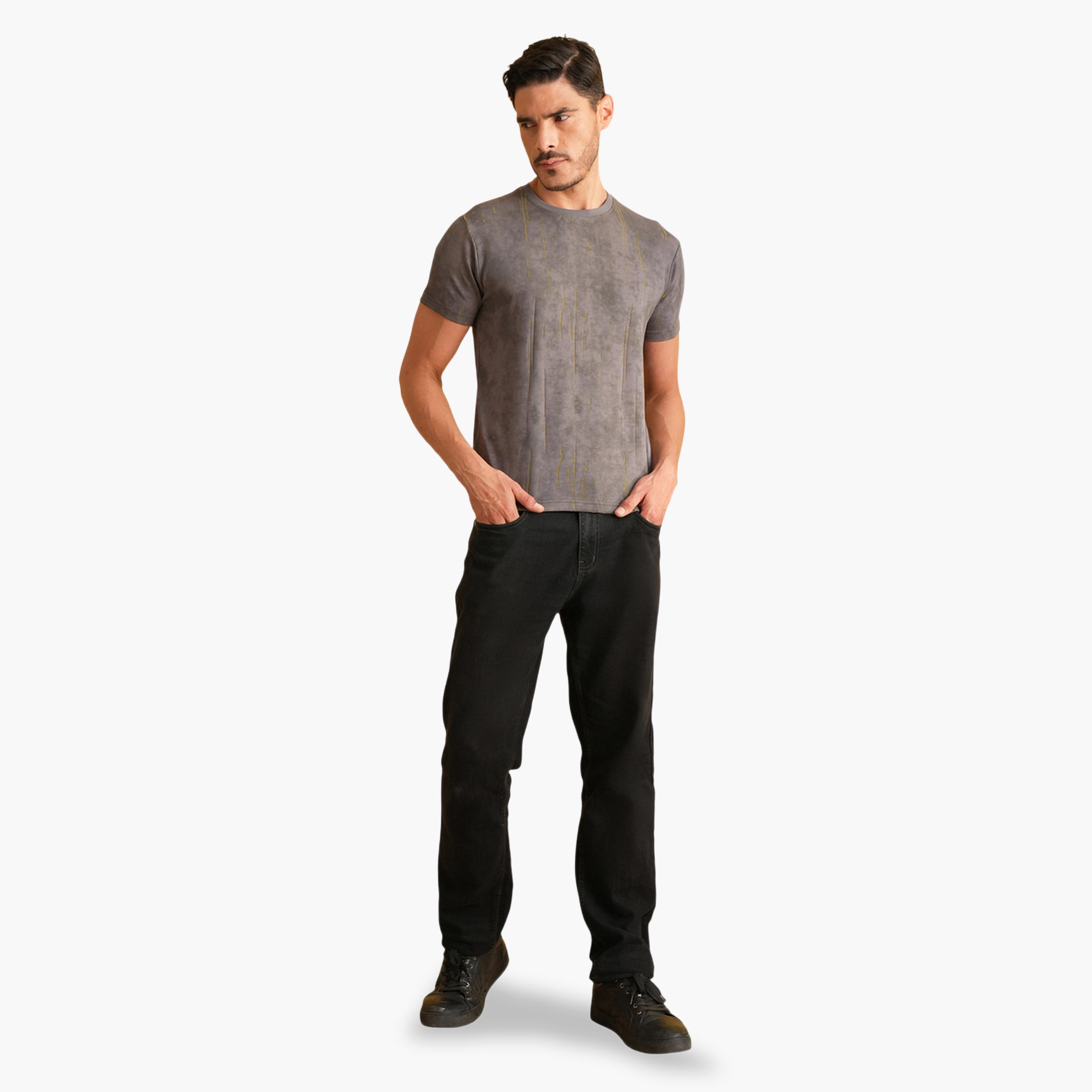 تيشيرت بأكمام قصيرة وياقة دائرية معالج بالغسيل باللون الرمادي-men-clothing-tshirtsandpolos-tshirts-image-2